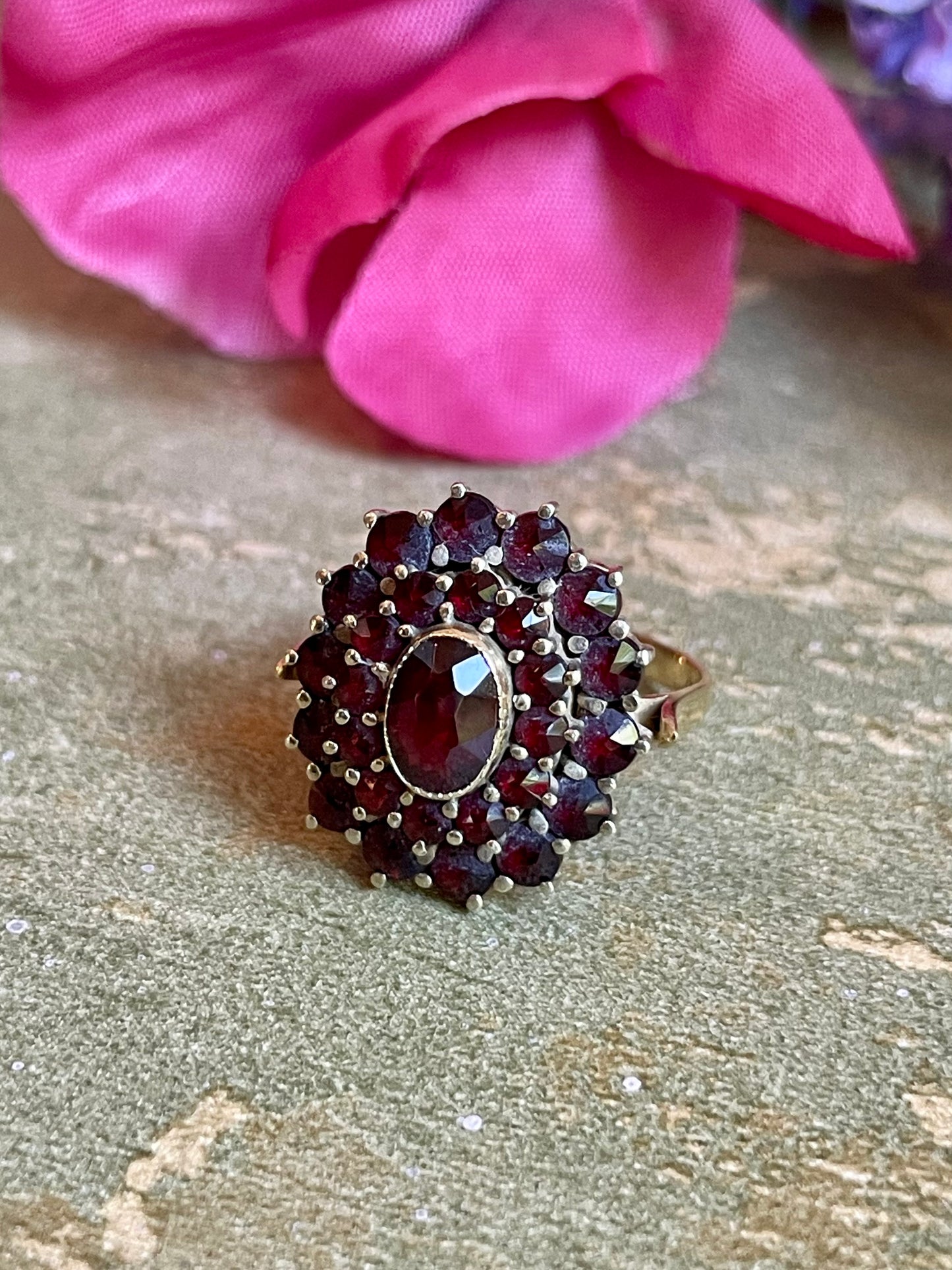 Anello a grappolo con granati boho, anni ‘40/50