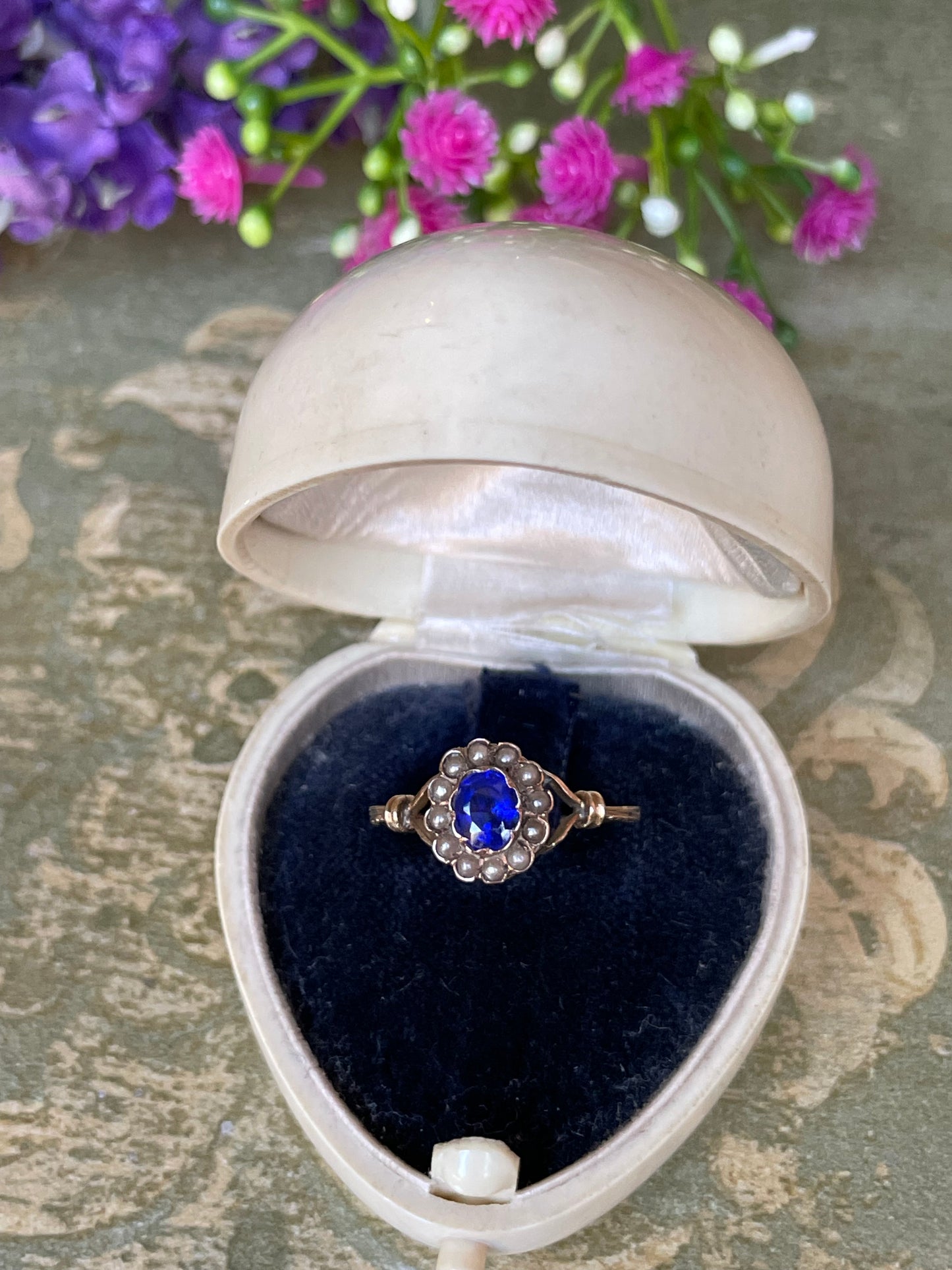 Anello cluster ring con zaffiro naturale e perle, epoca vittoriana