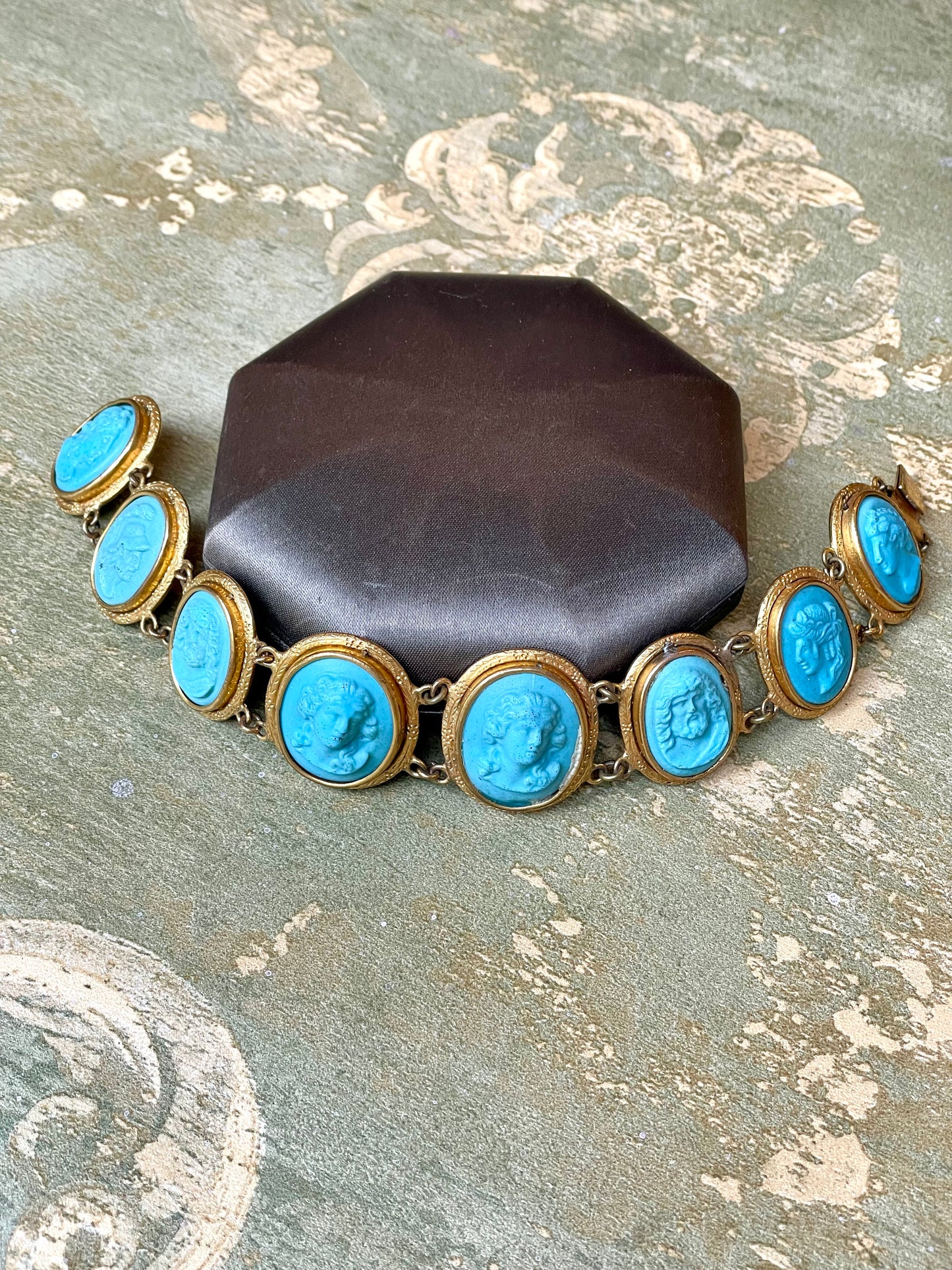 Bracciale Cammei vittoriani in pasta di turchese, laminato in oro