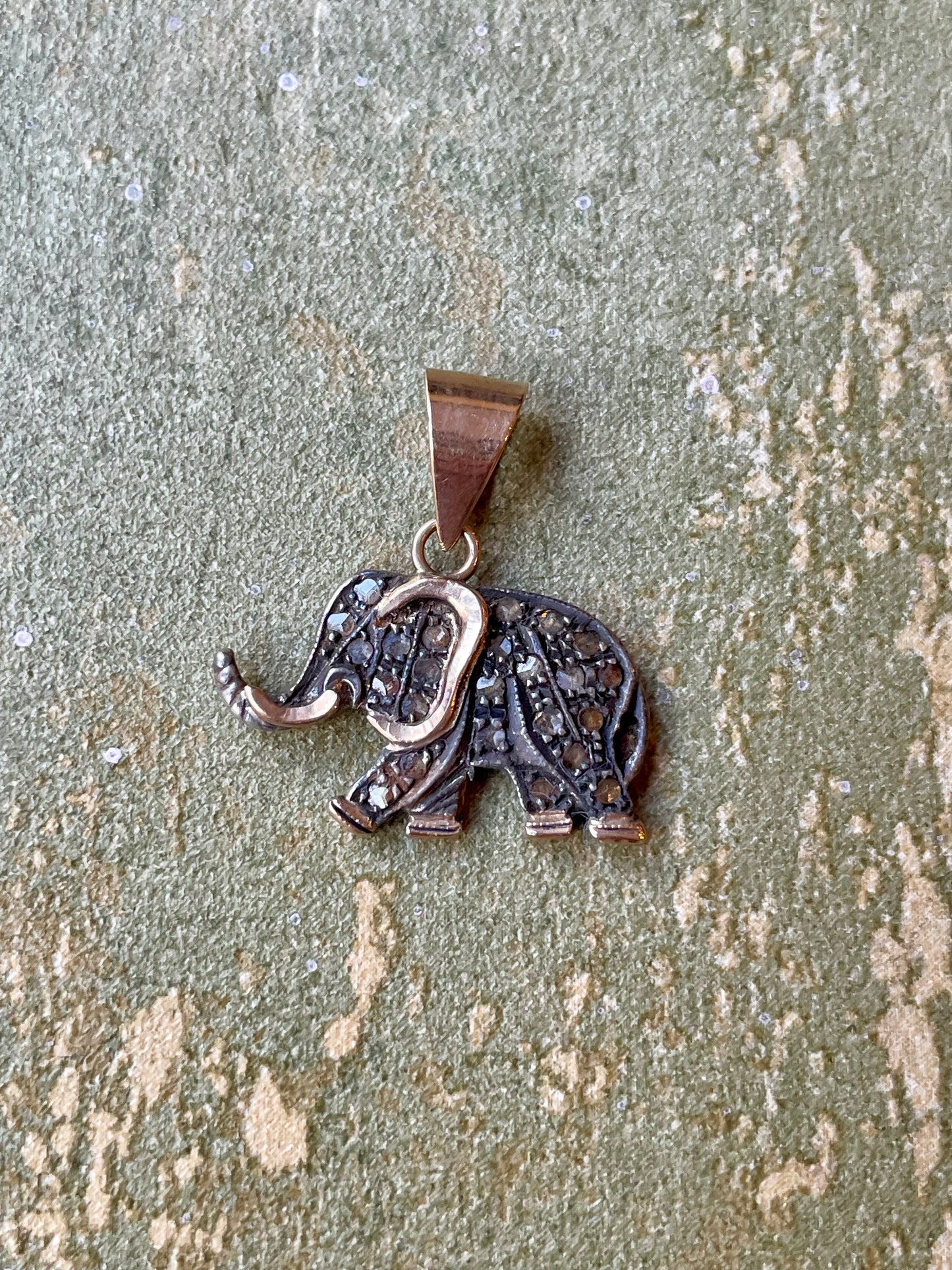 Pendente Elefante placcato oro rosa, argento e rosette di diamanti, anni ‘40/50