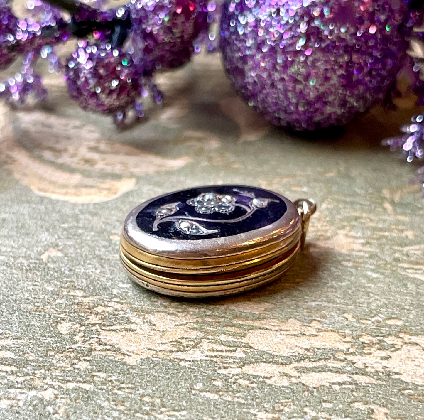 Locket vittoria in oro, smalto e perle