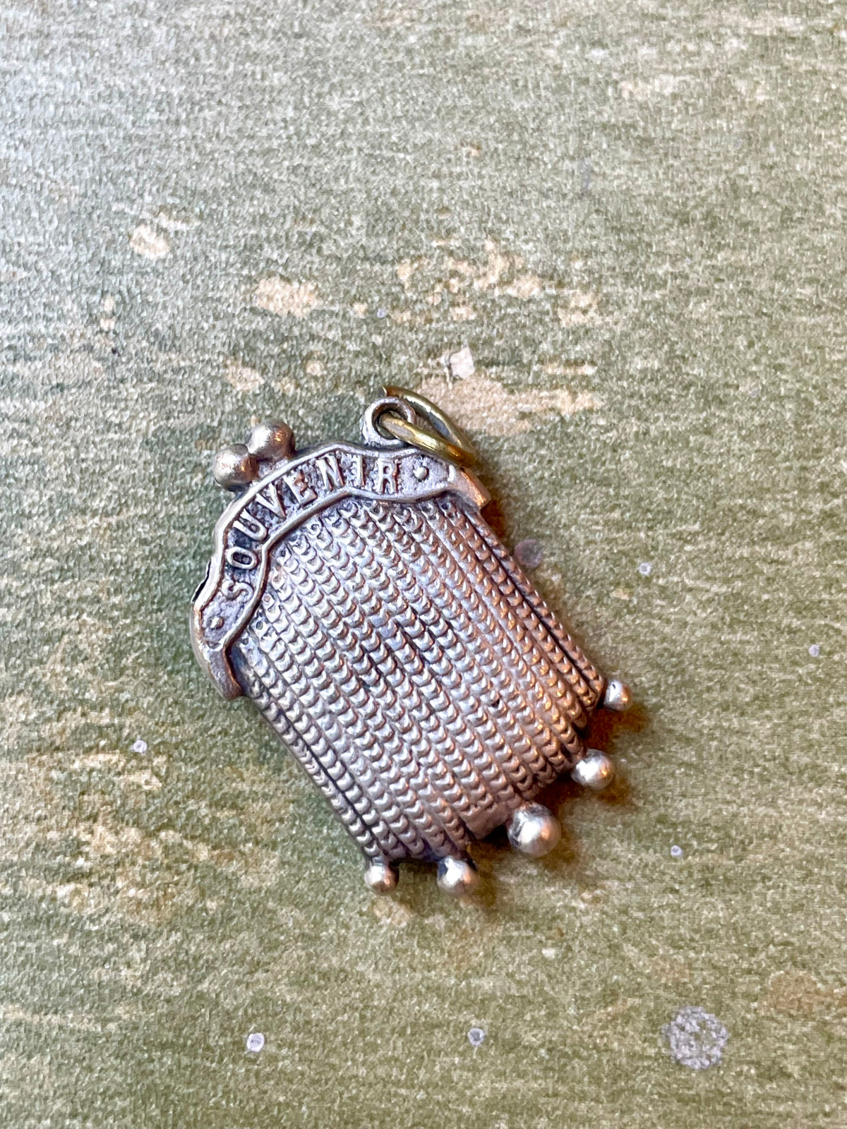Raro pendente a forma di portamonete in argento, Francia, 1910/30