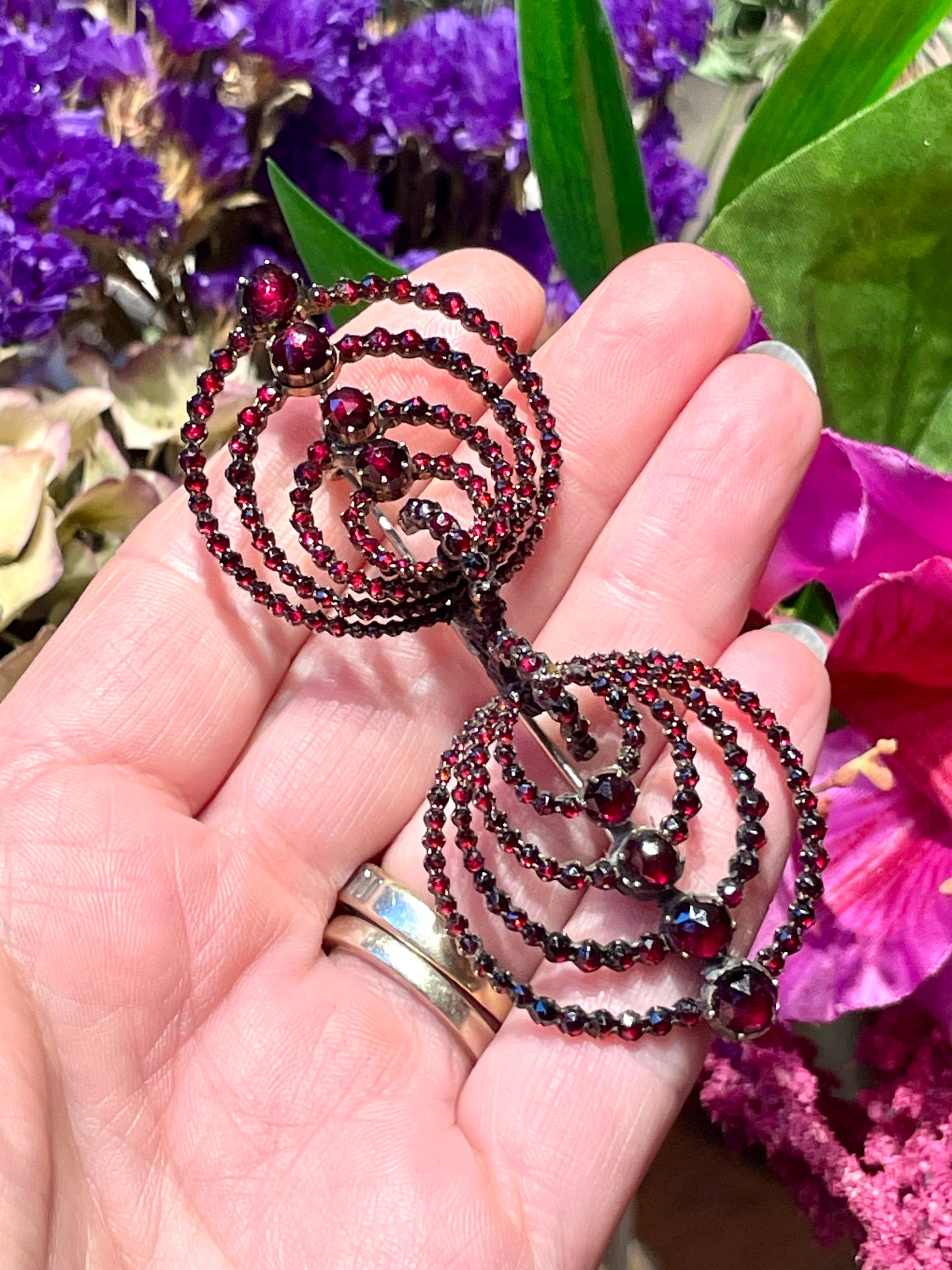 Spilla vittoriana doppio cerchio in granati boho