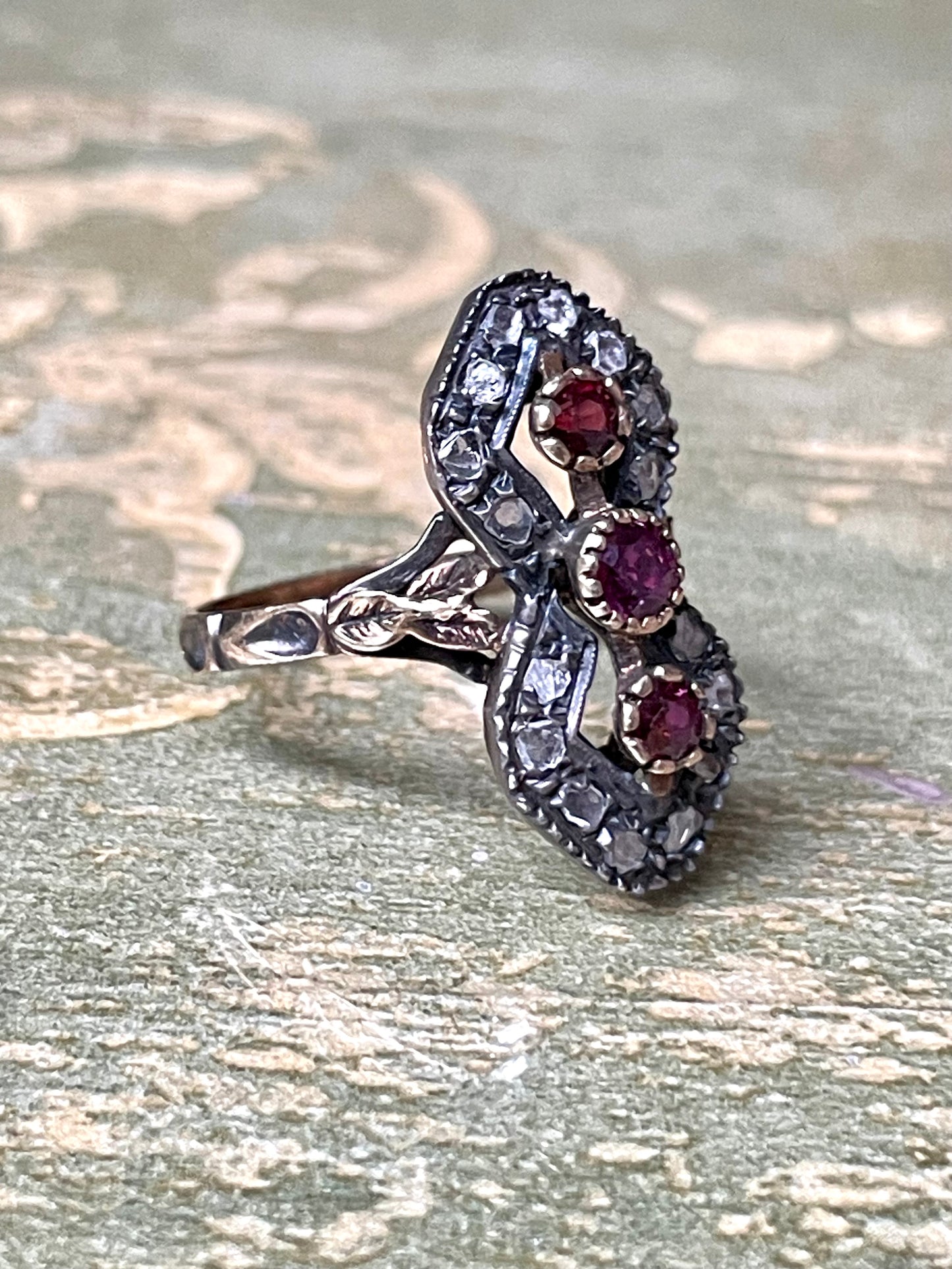 Incantevole anello vittoriano con rosette di diamanti e rubini