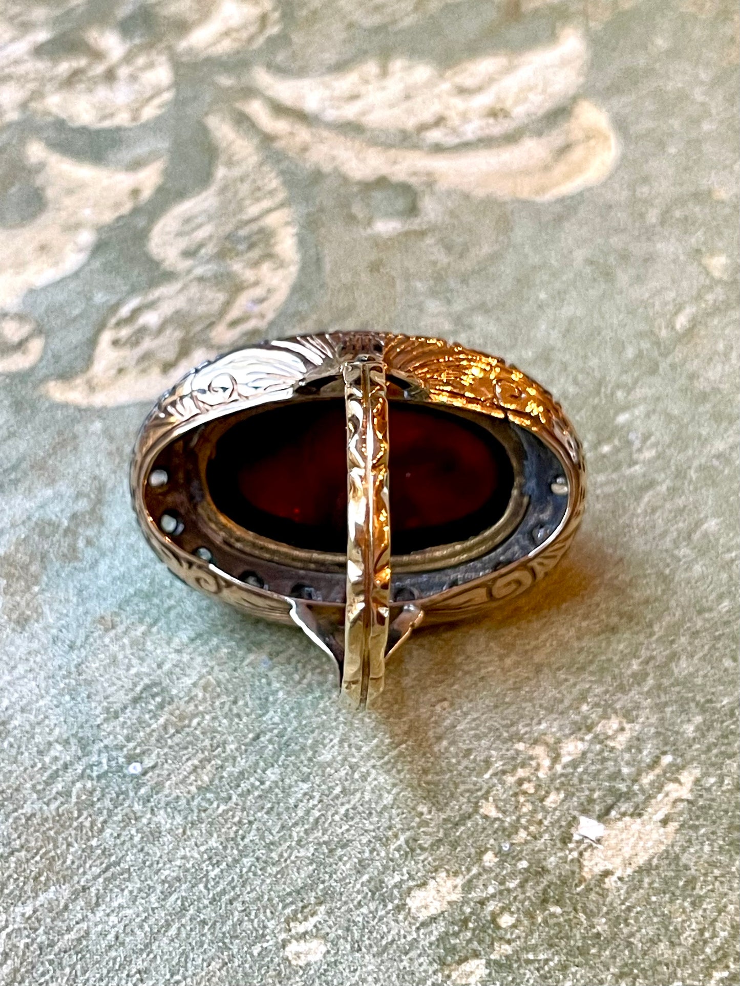 Incantevole anello halo con Ambra cabochon e rosette di diamanti, 1940/50
