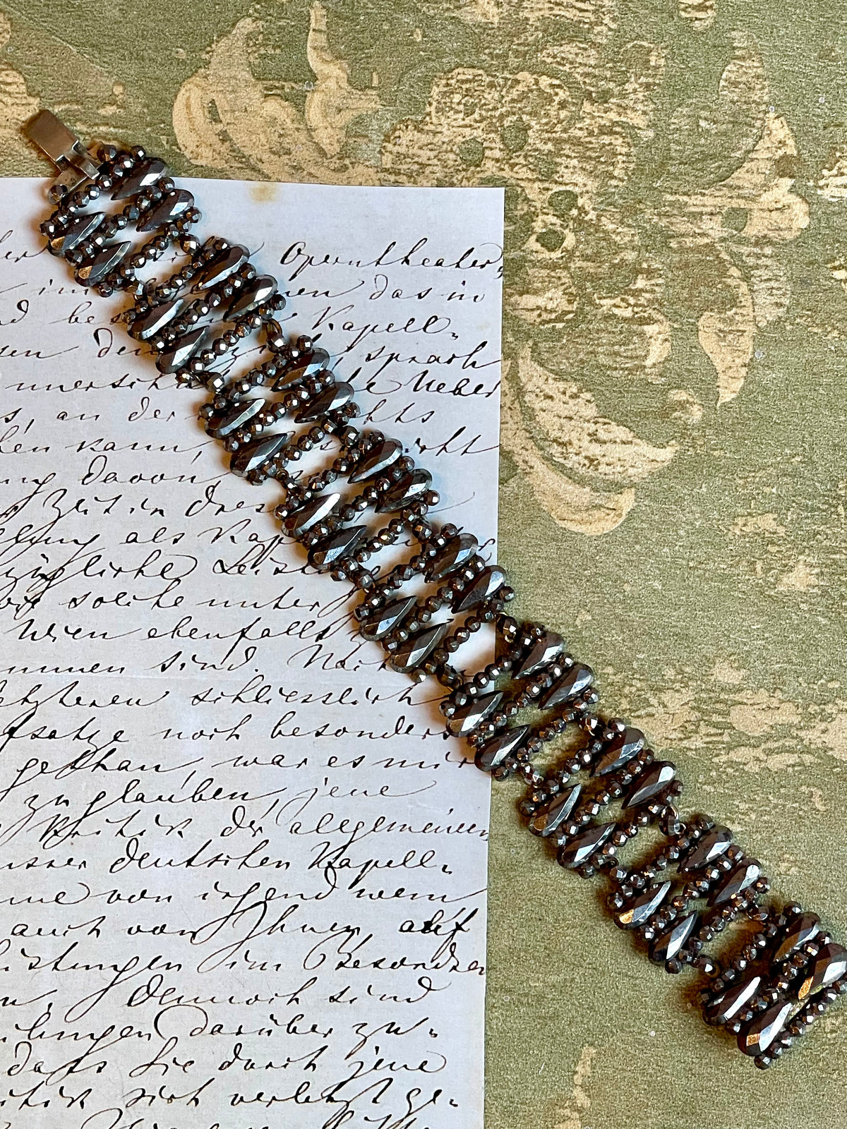 Elegante bracciale in cut steel, prima metà del XIX secolo