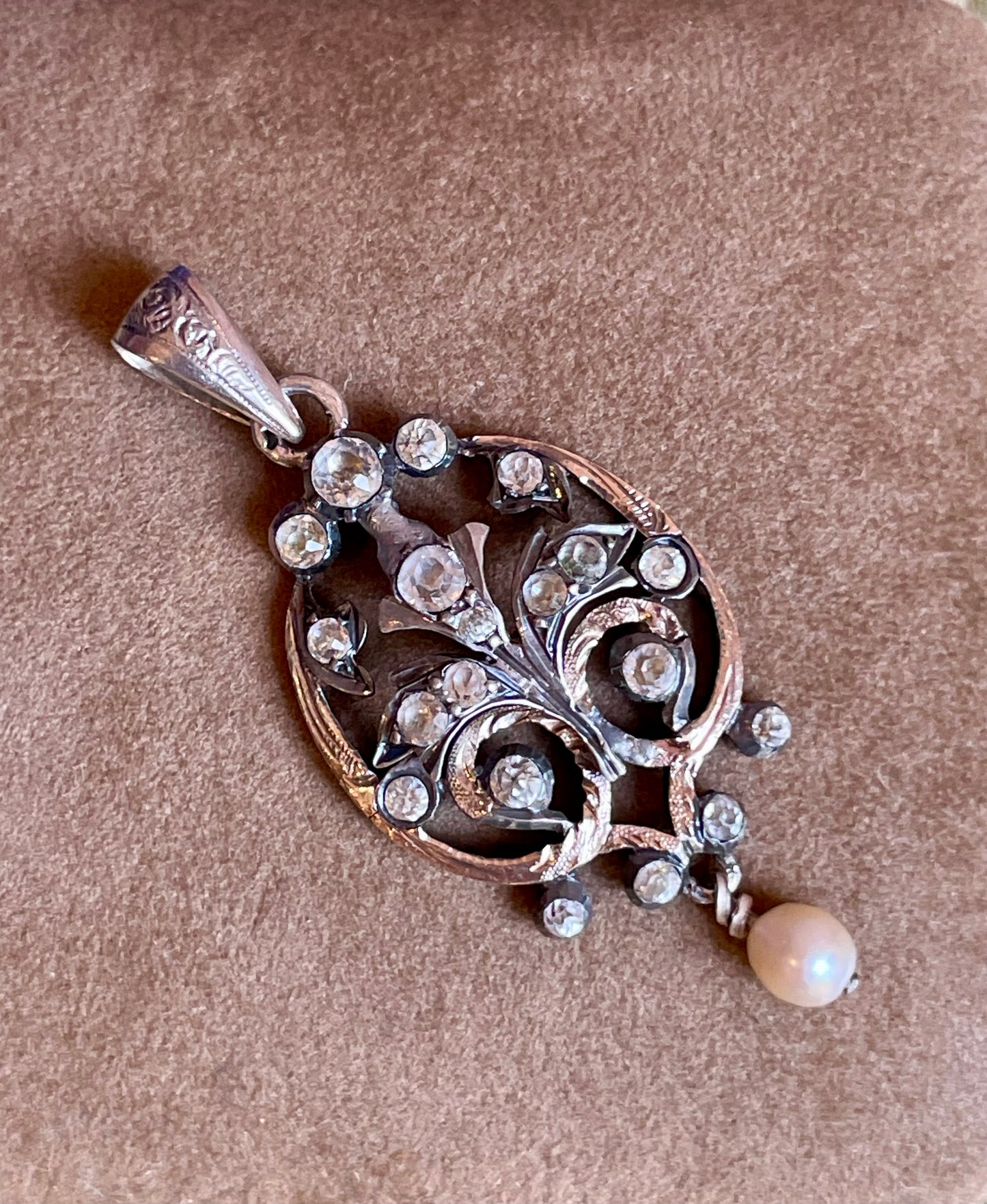 Incantevole pendente traforato in argento, paste e perla, epoca vittoriana