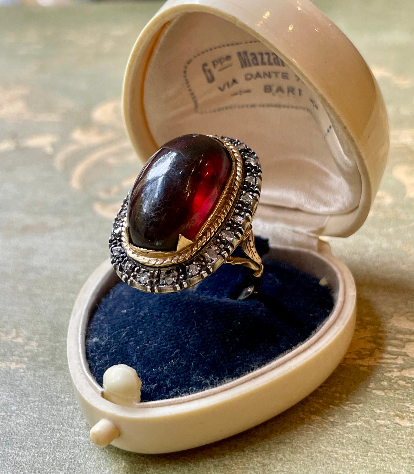 Incantevole anello halo con Ambra cabochon e rosette di diamanti, 1940/50