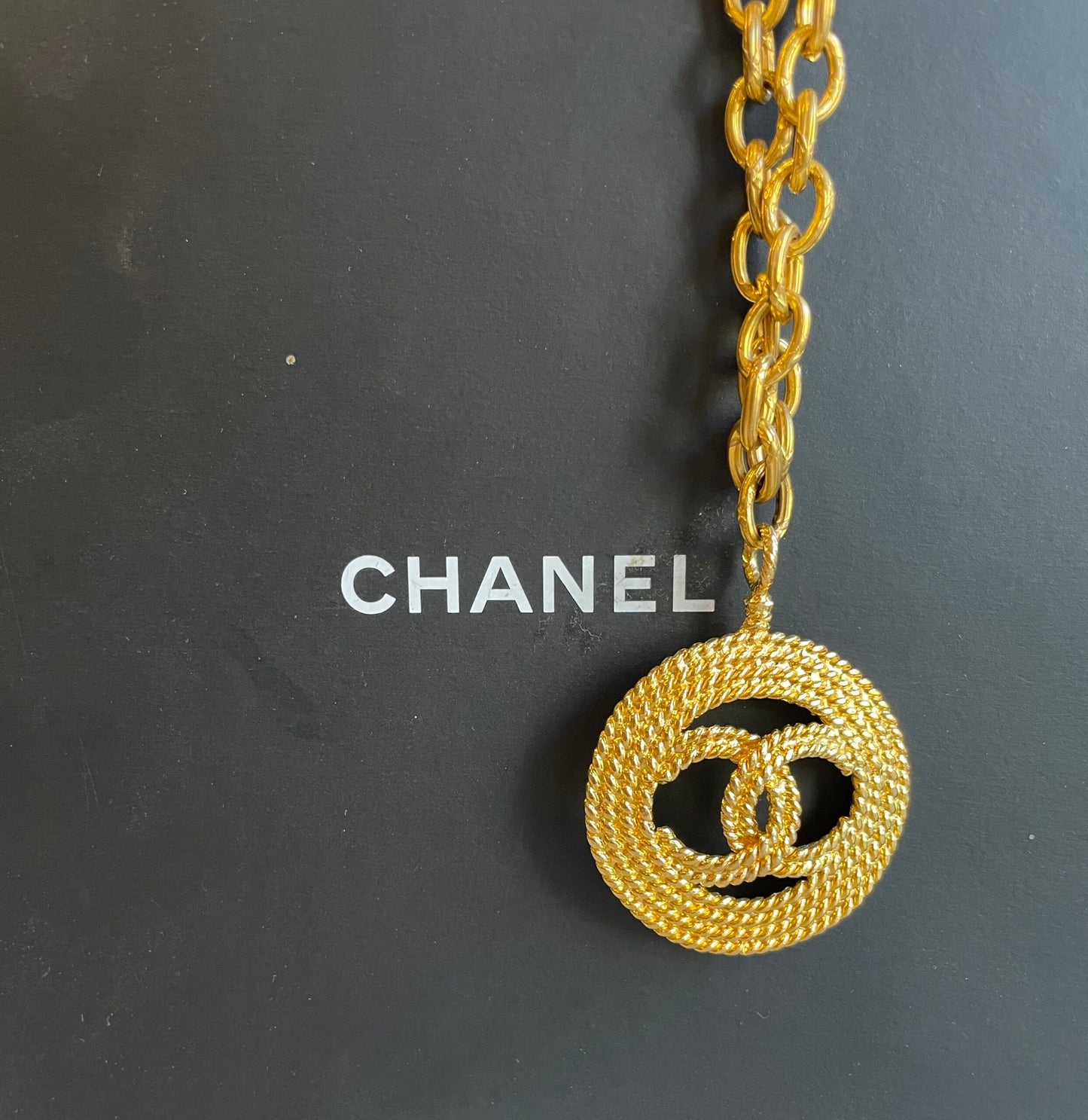 Collana dorata con pendente, Chanel