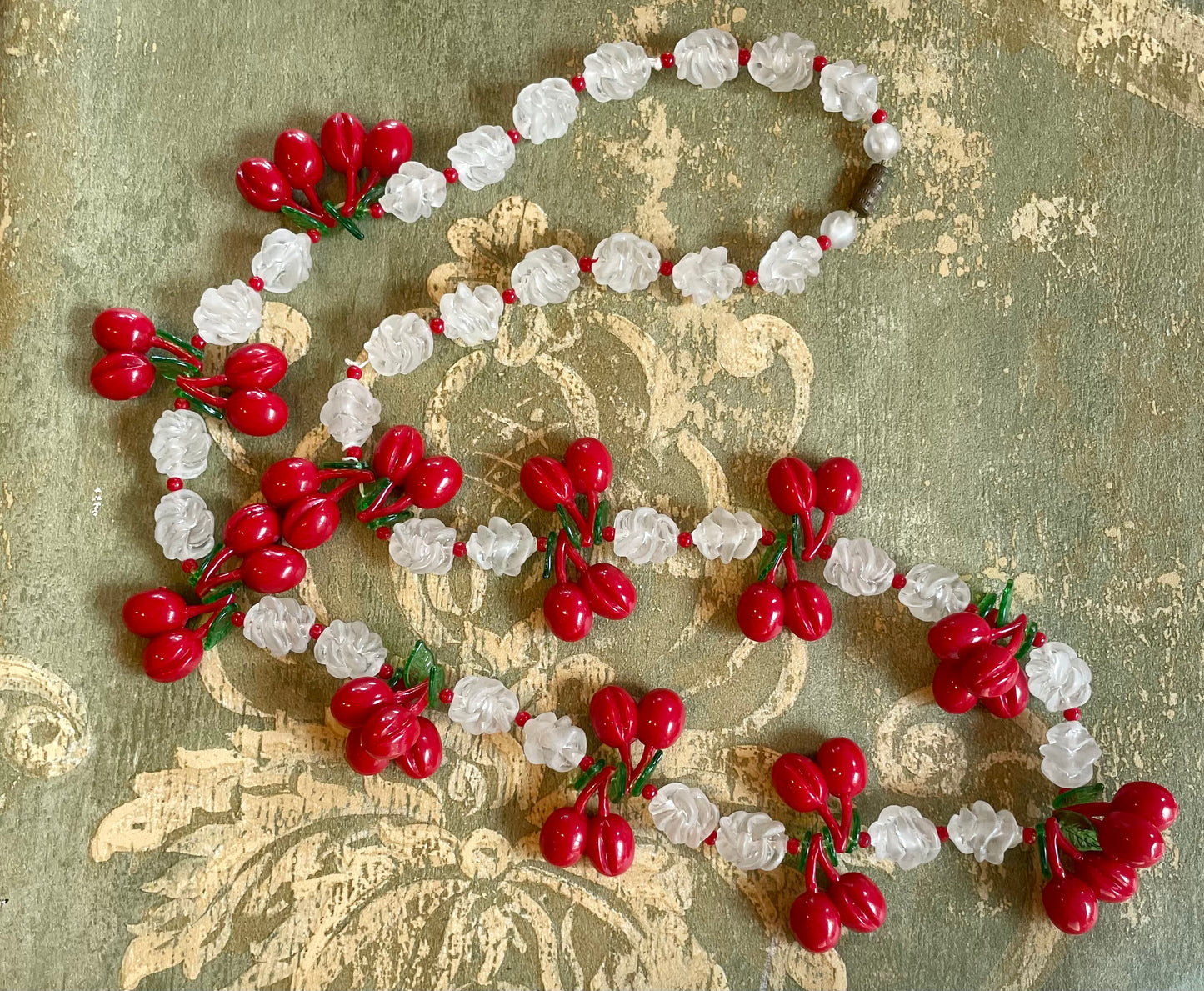 Deliziosa collana con ciliegie in pasta di vetro e resina, anni ‘50/60