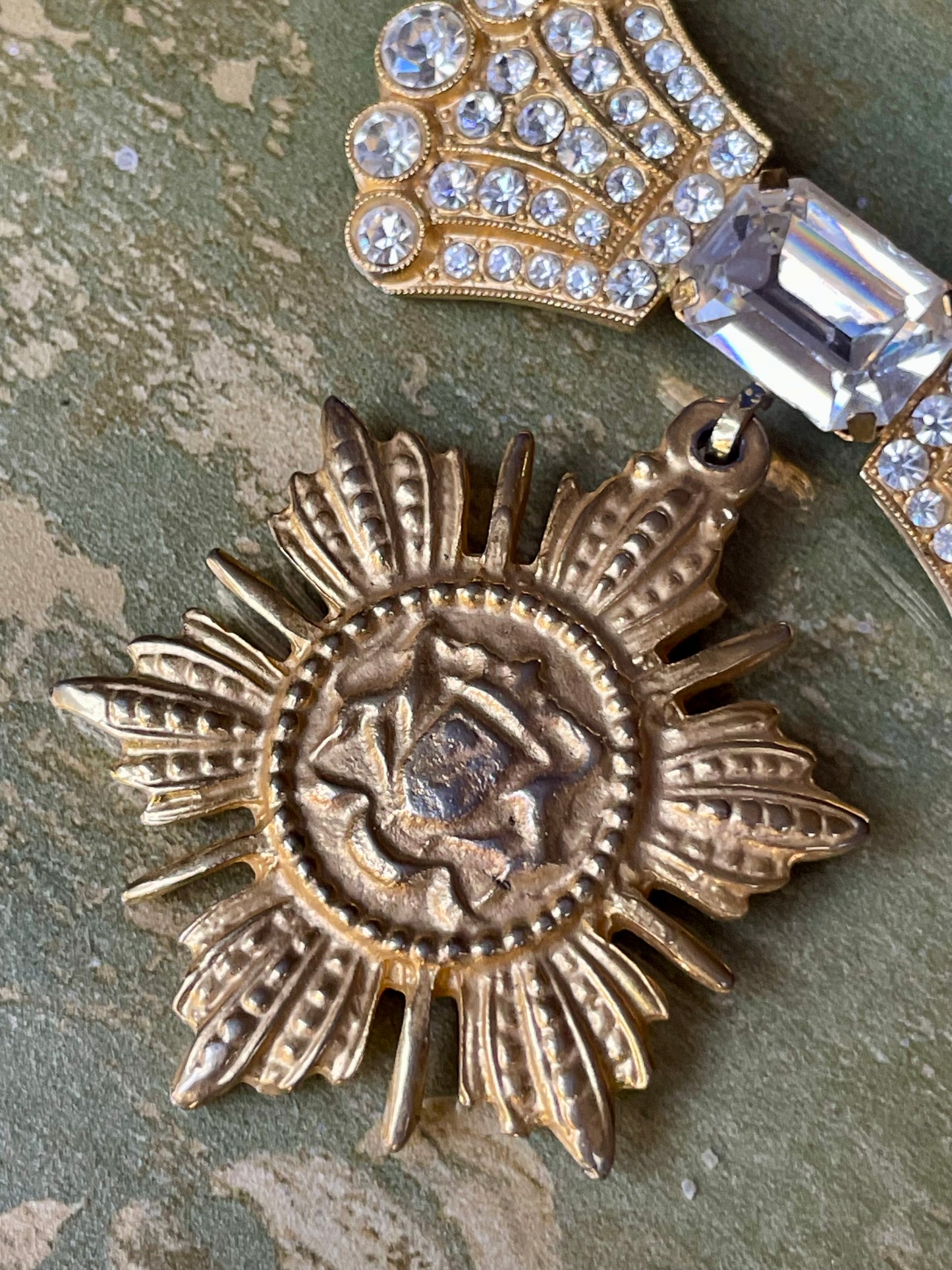 Spilla Onoreficenza con fiocco in strass, anni ‘80