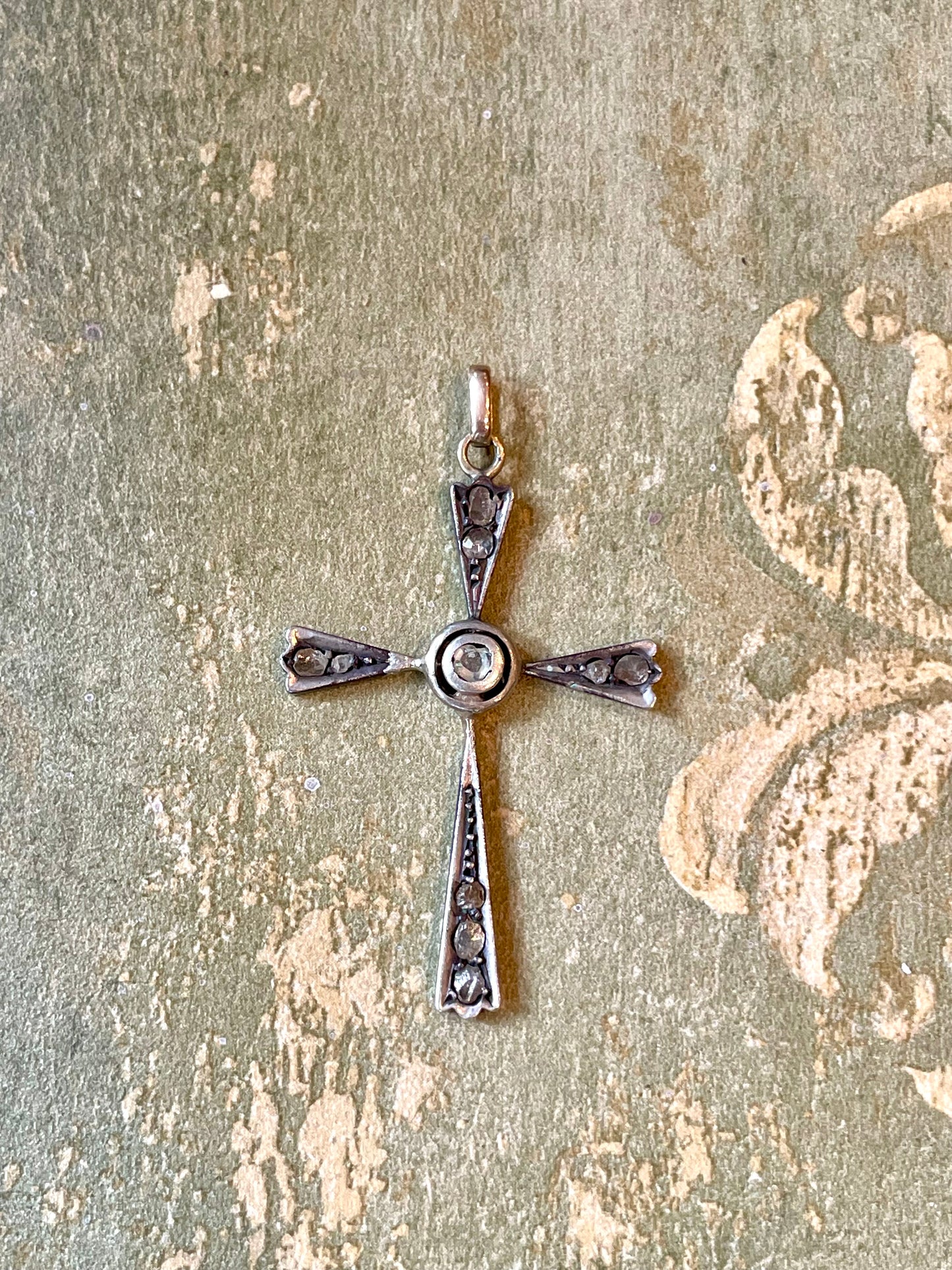 Croce  pendente in argento, oro giallo e rosette di diamanti, fine XIX secolo