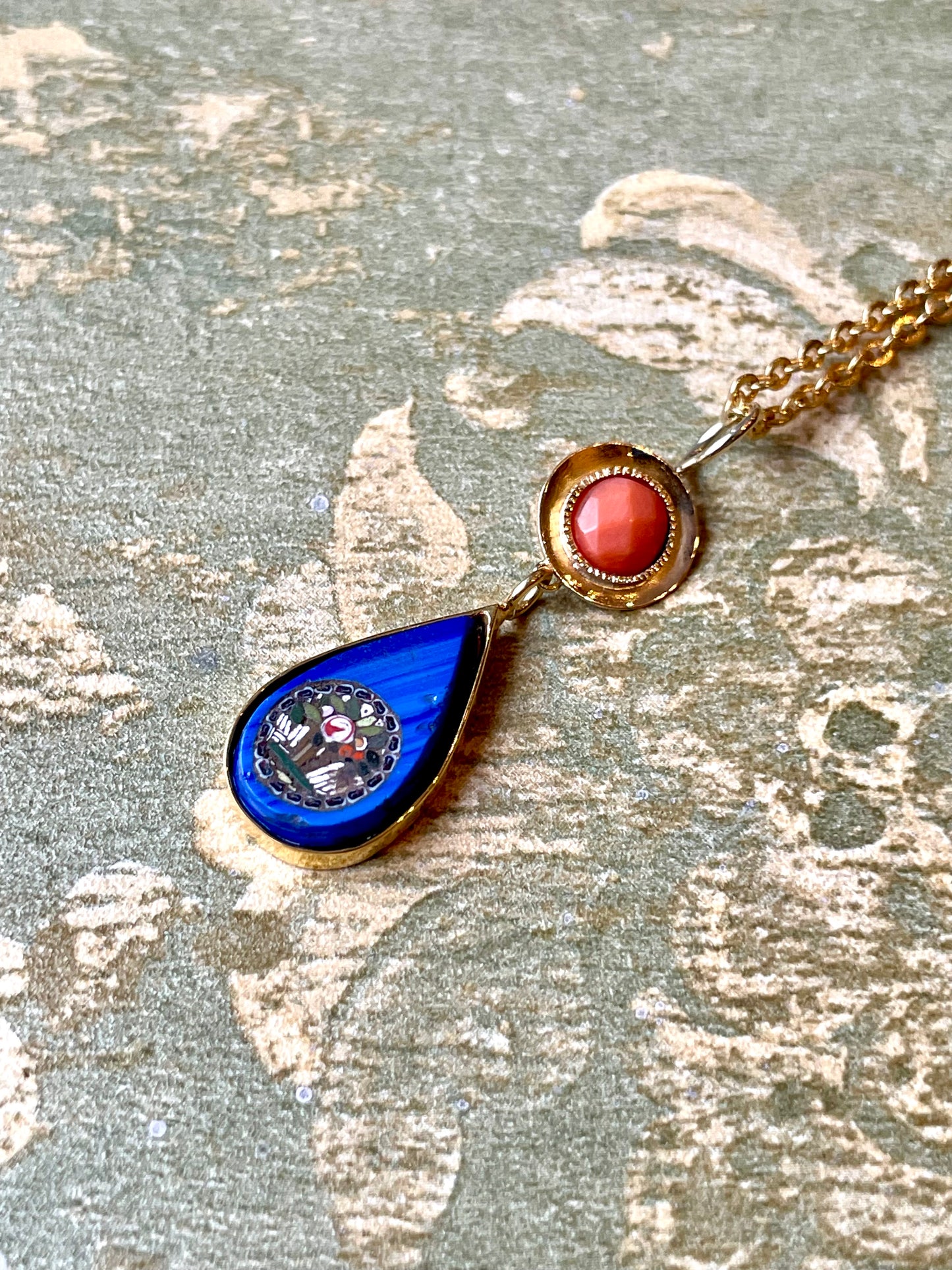 Raffinato pendente con goccia in micromosaico, seconda metà dell’Ottocento