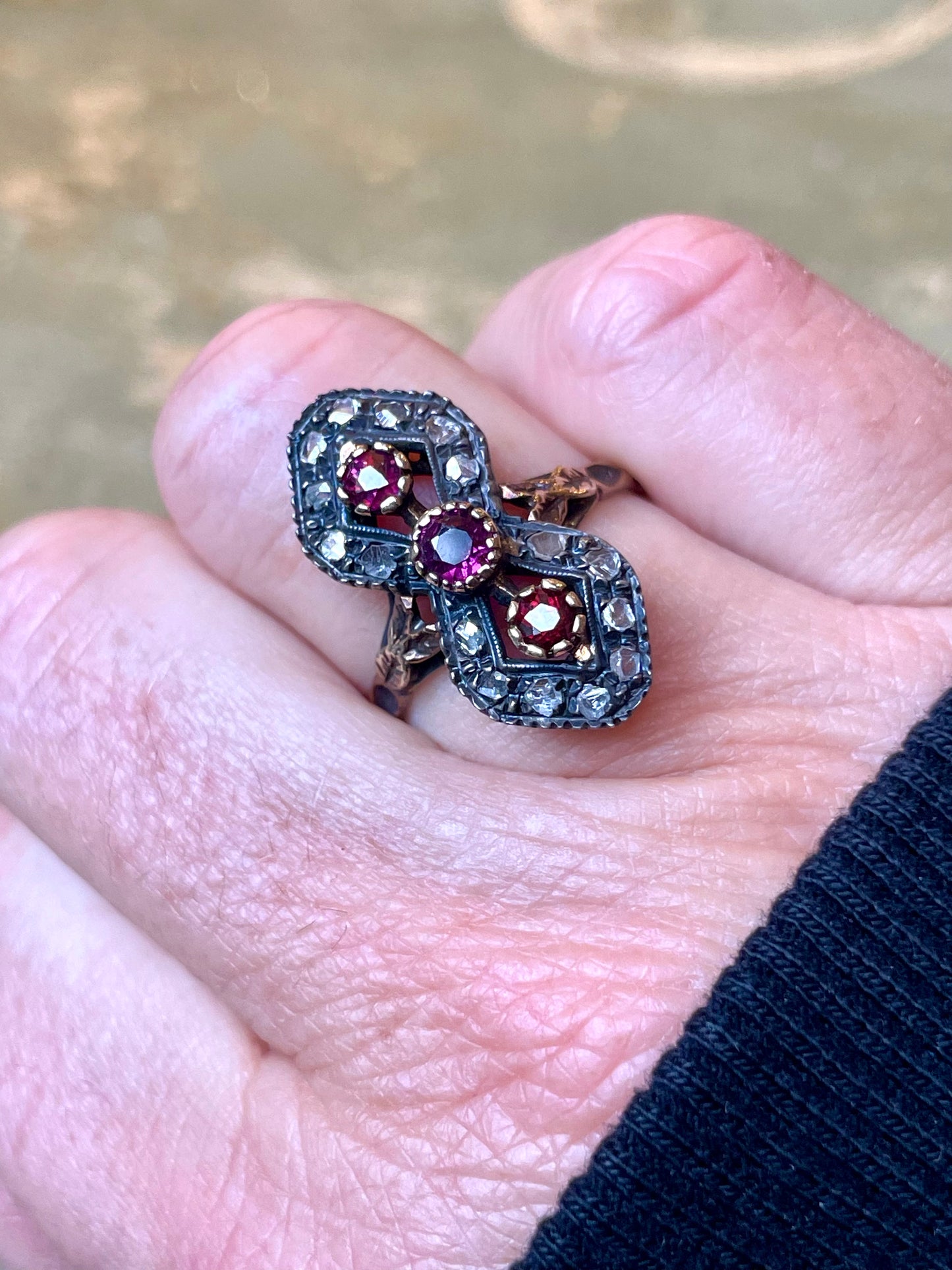 Incantevole anello vittoriano con rosette di diamanti e rubini