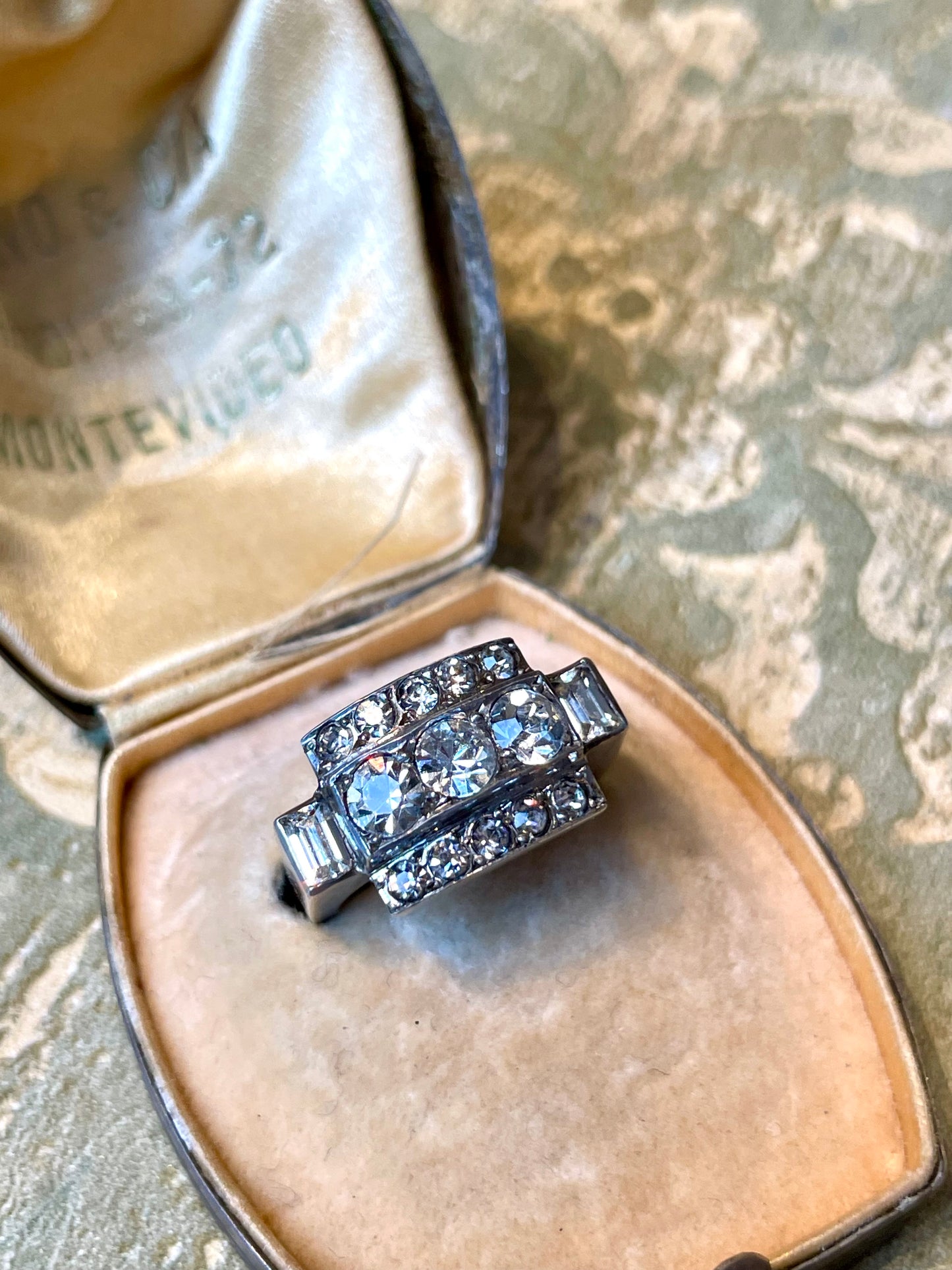 Prezioso anello Tank in argento e paste di diamante, Francia, 1930/40