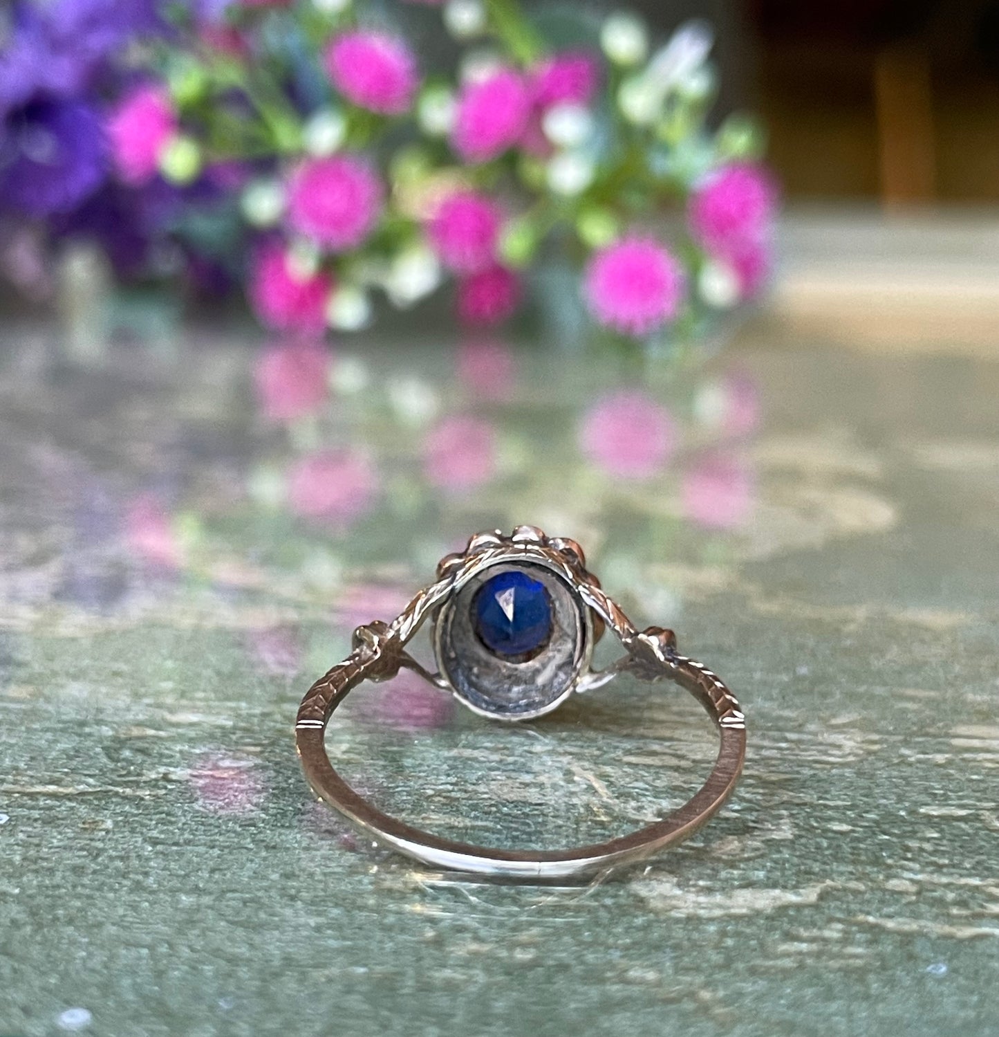 Anello cluster ring con zaffiro naturale e perle, epoca vittoriana