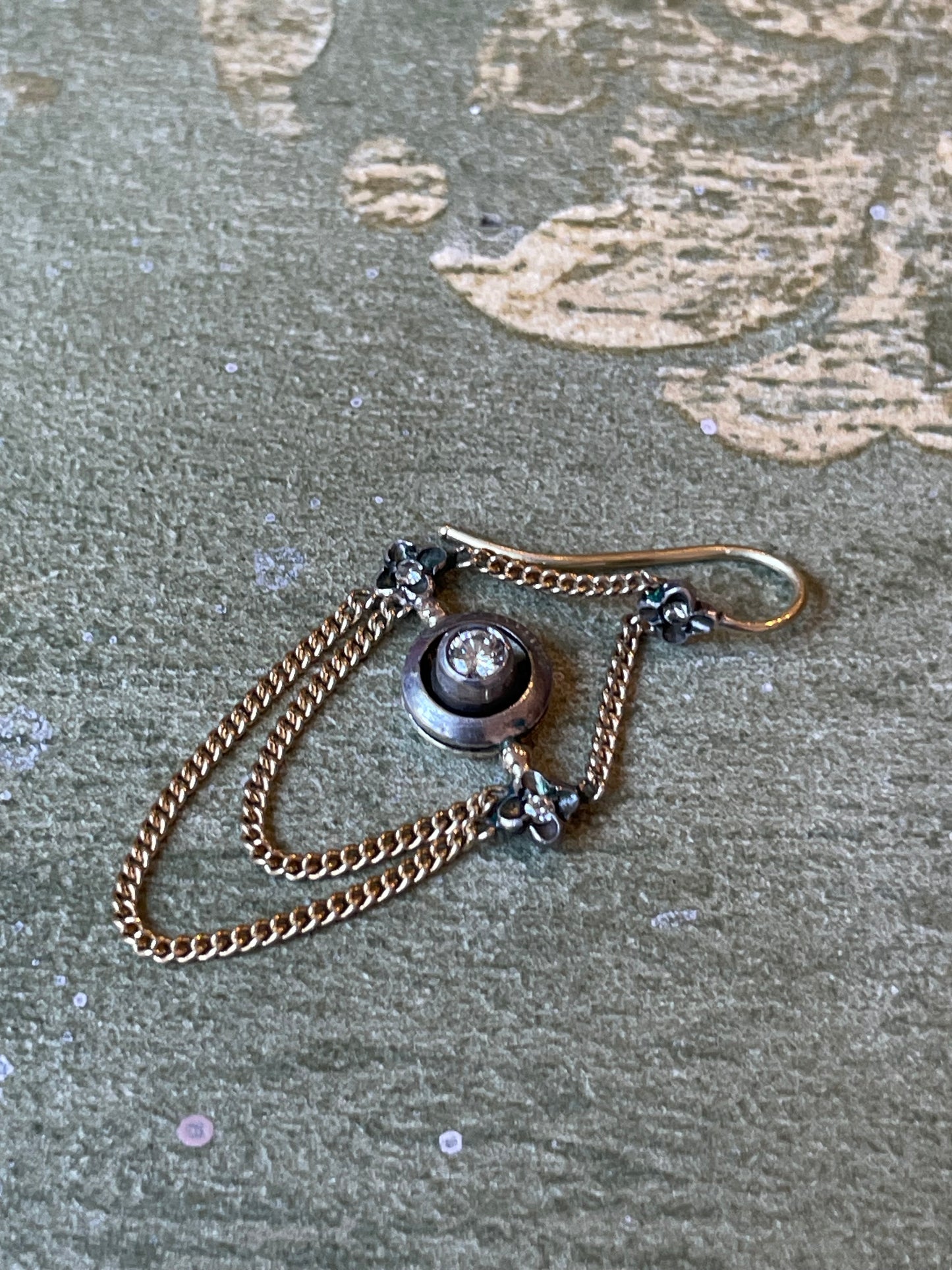 Orecchini con catena a festone in oro, argento e diamanti