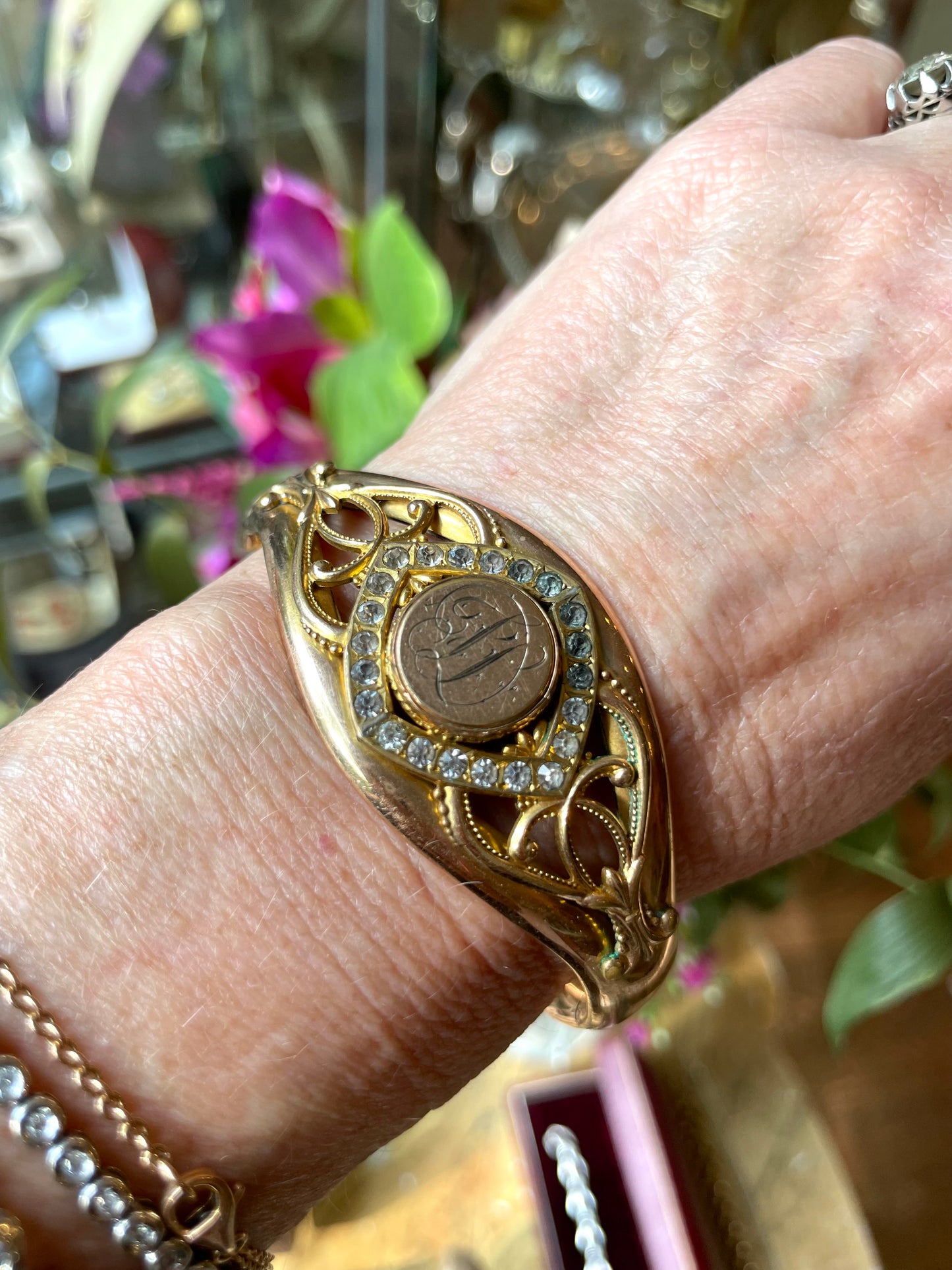 Bracciale rigido con medaglione placcato oro, epoca Napoleone III