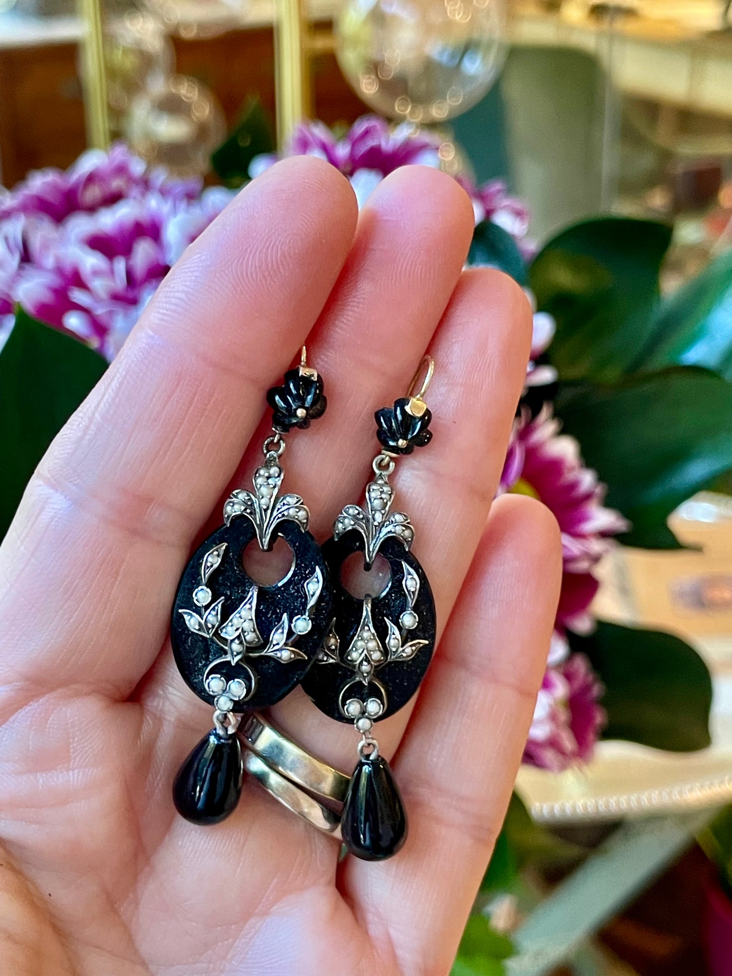 Romantici orecchini vittoriani in onice