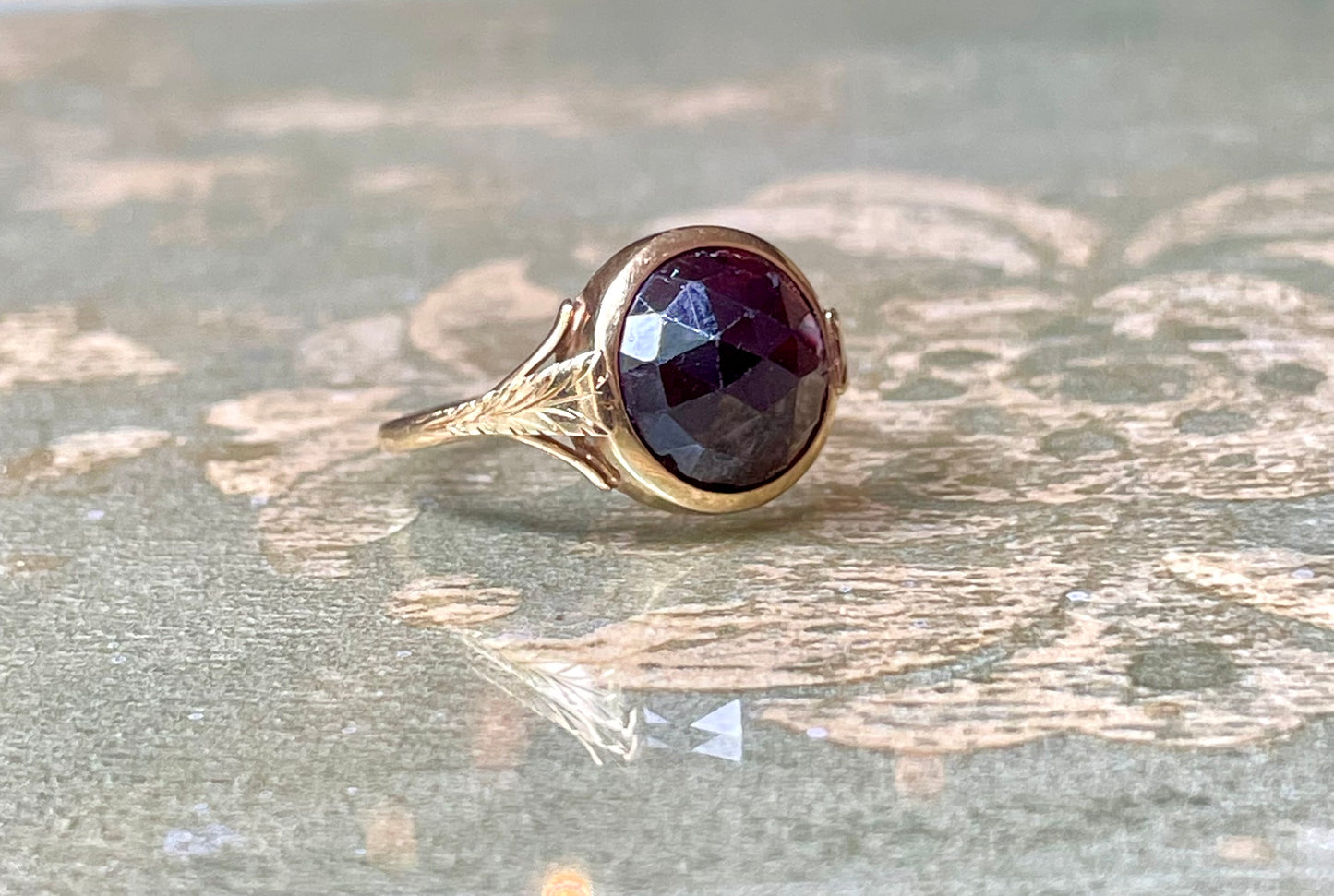 Squisito anello in oro giallo e granato boho, epoca vittoriana