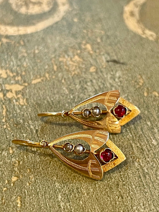 Liberty earrings in yellow gold, rubies and semi-pearls