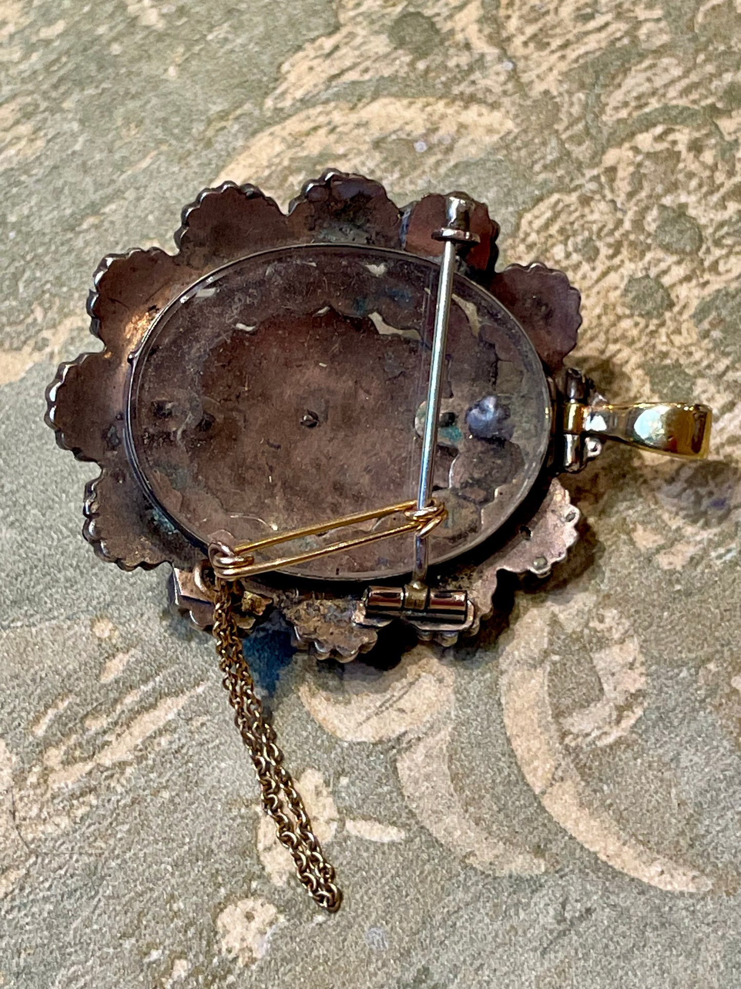 Straordinario pendente locket in granati a mora e  vermeil, epoca vittoriana