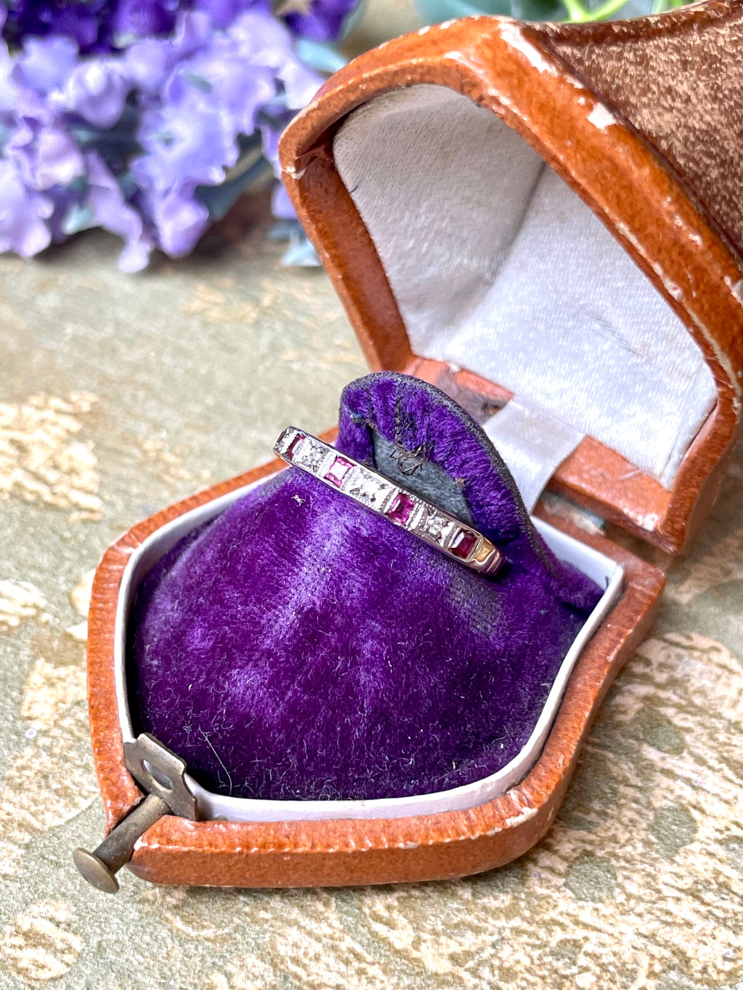 Squisita fede demi riviere con diamanti e rubini