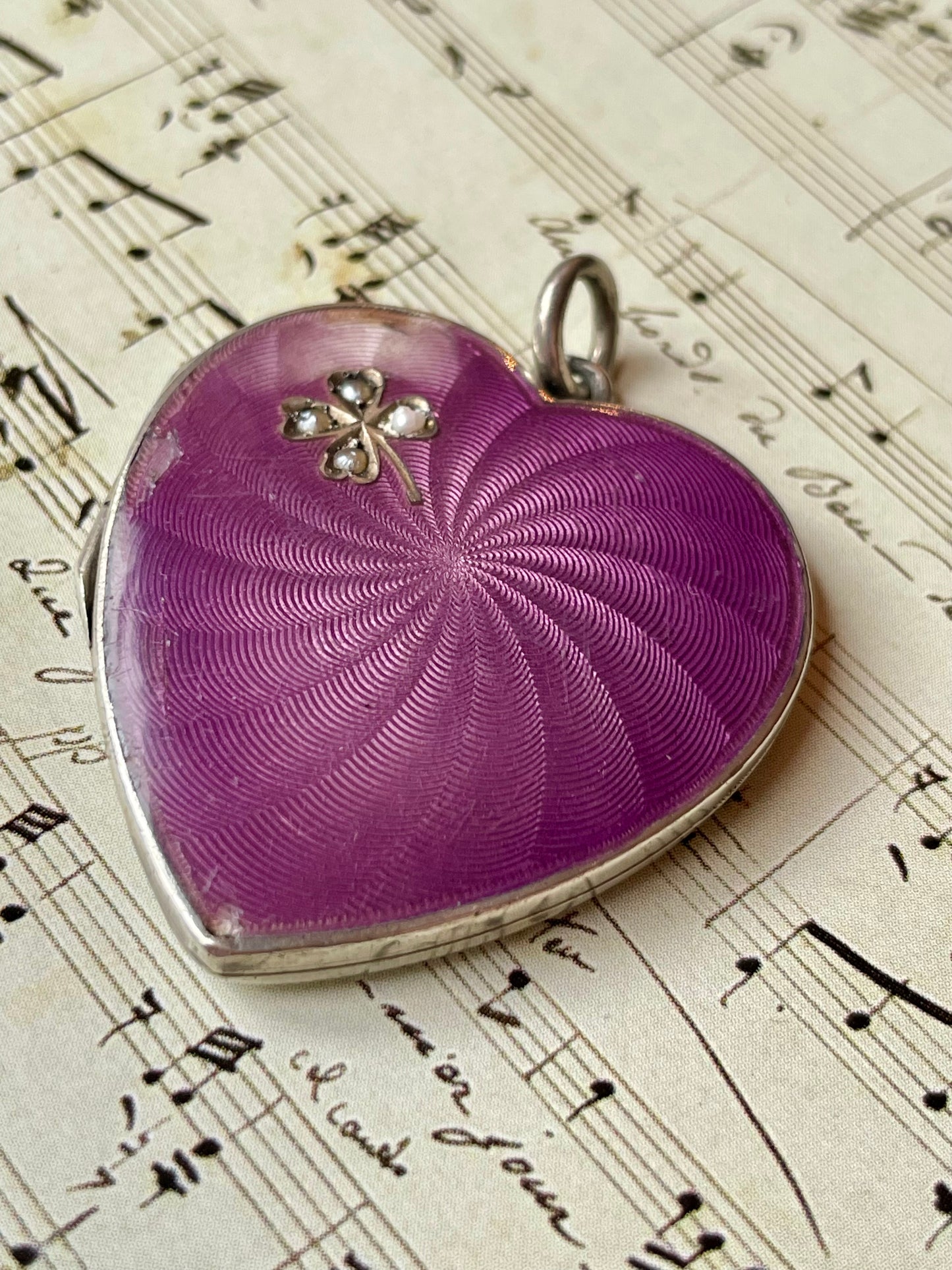 Romantico locket smaltato a forma di cuore, Francia, inizio Novecento