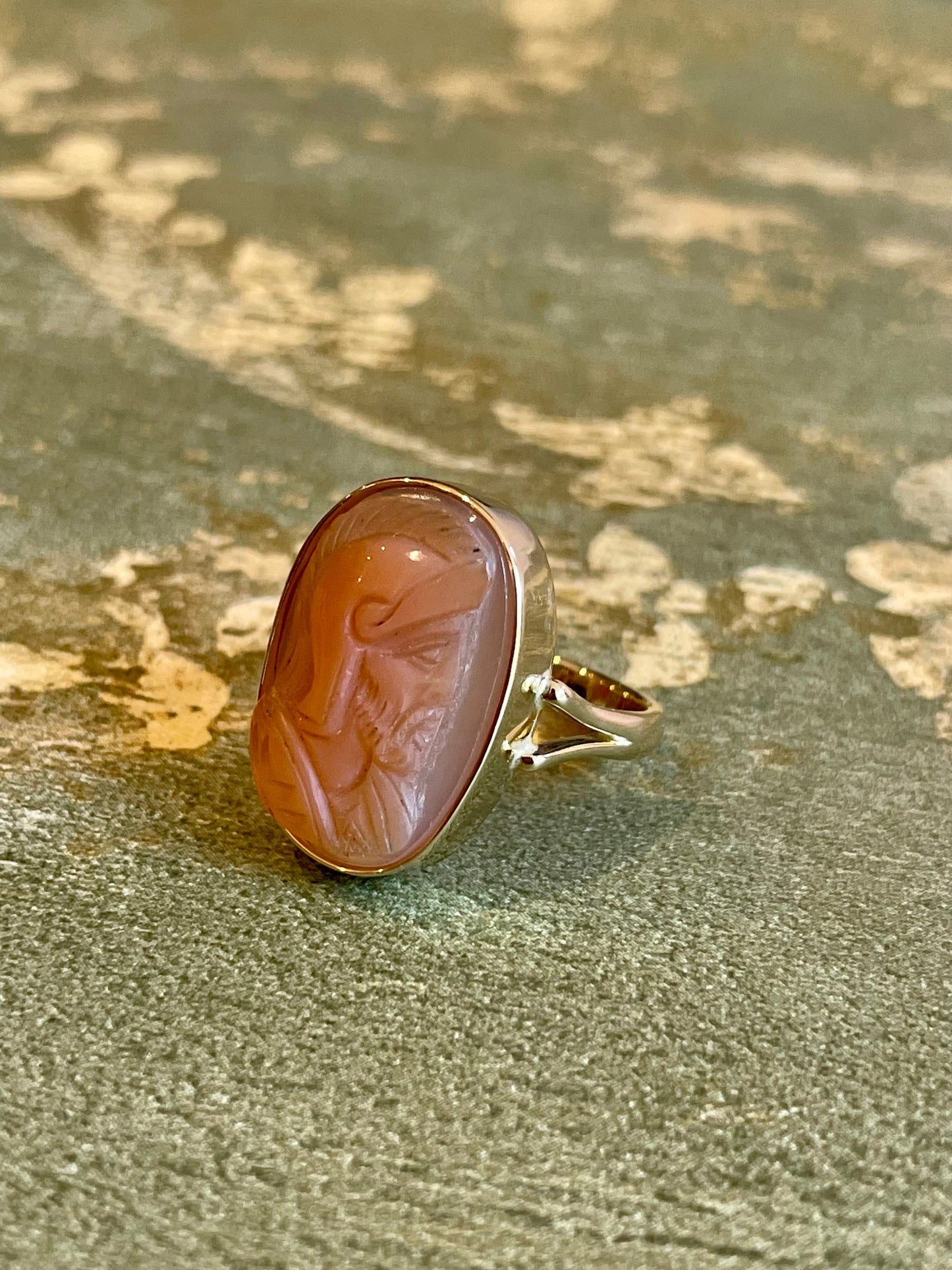 Anello con cammeo inciso in agata, epoca vittoriana