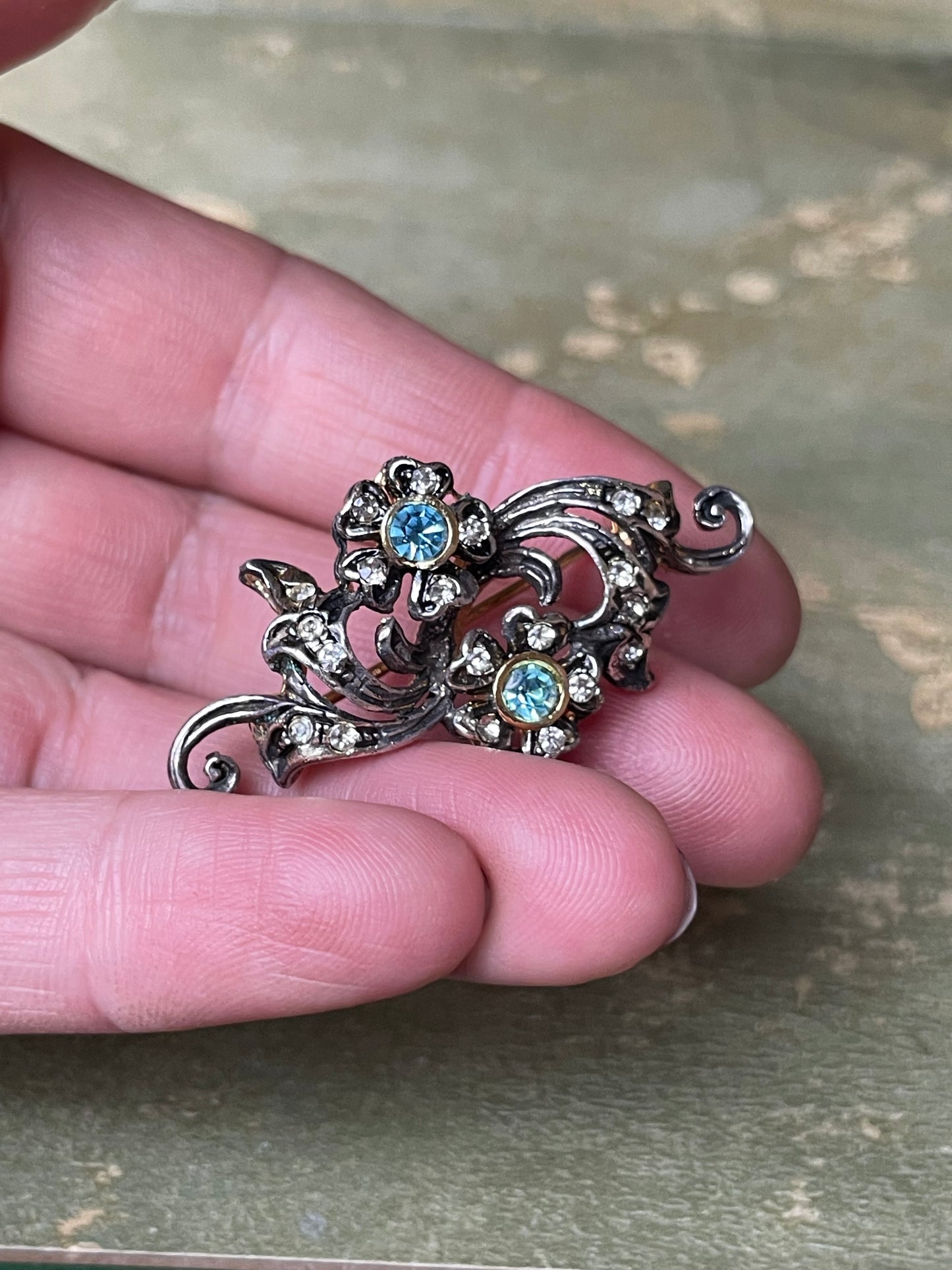 Romantica spilla in argento con tralcio di fiori, anni ‘50