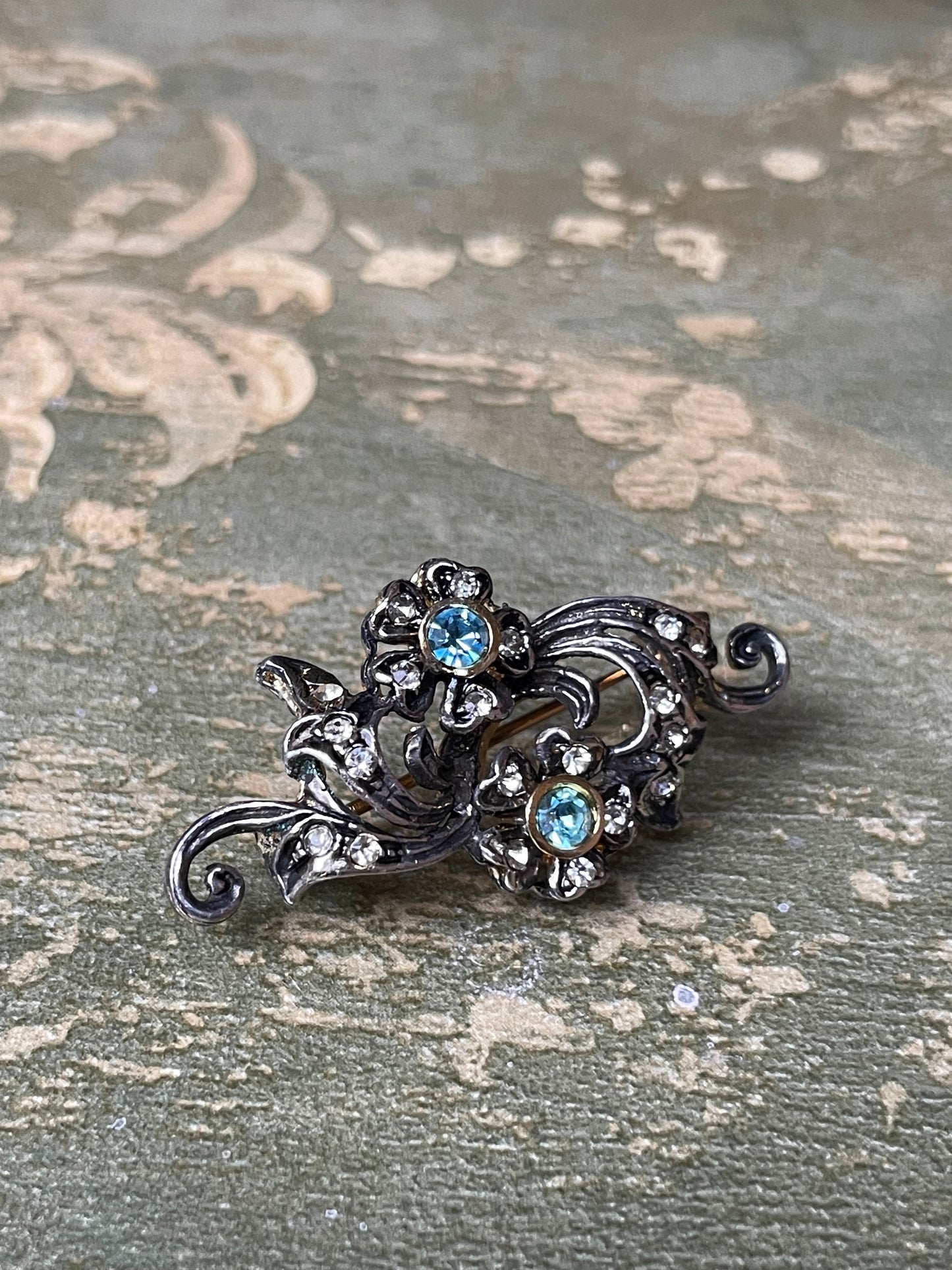 Romantica spilla in argento con tralcio di fiori, anni ‘50