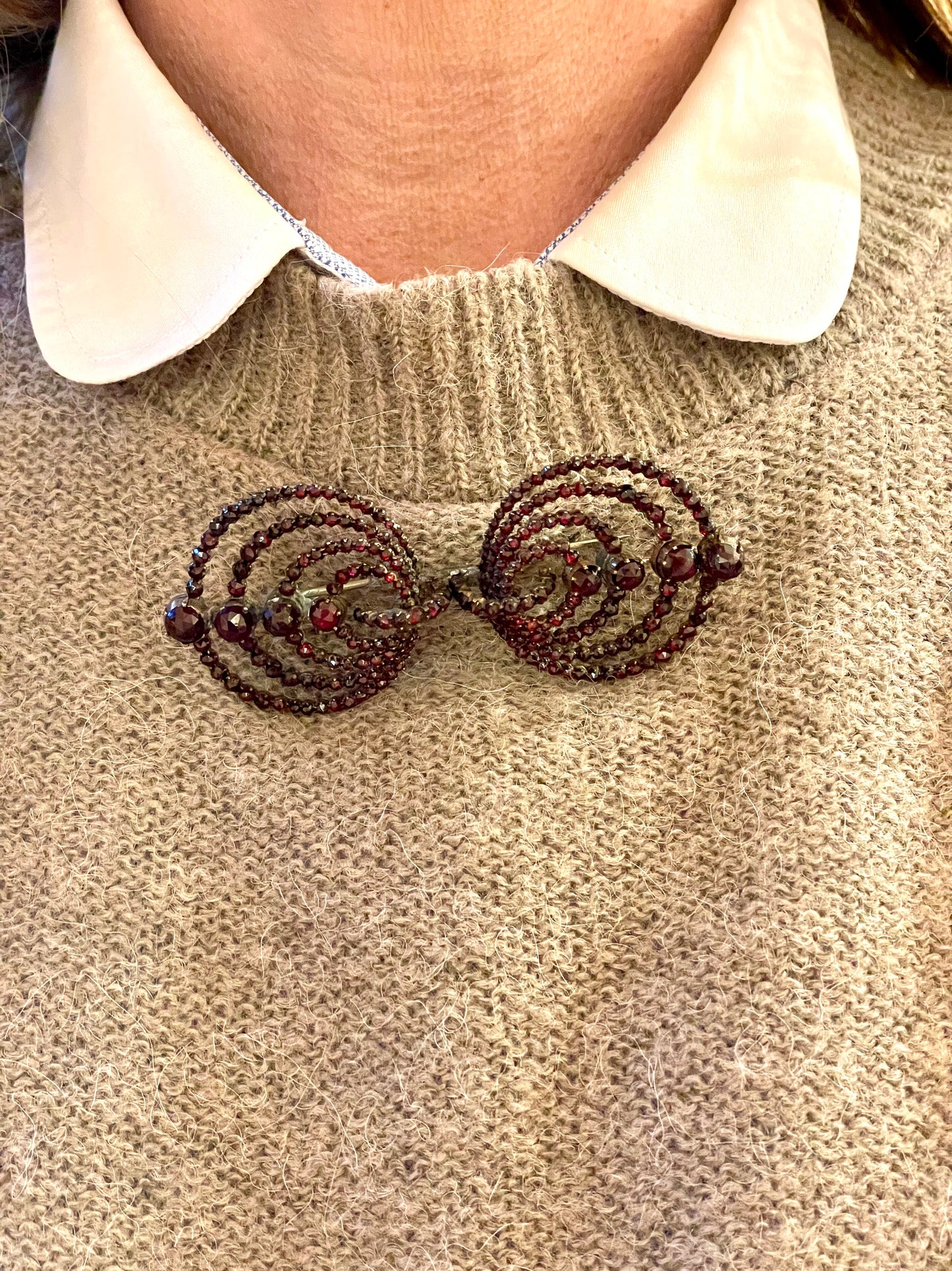 Spilla vittoriana doppio cerchio in granati boho