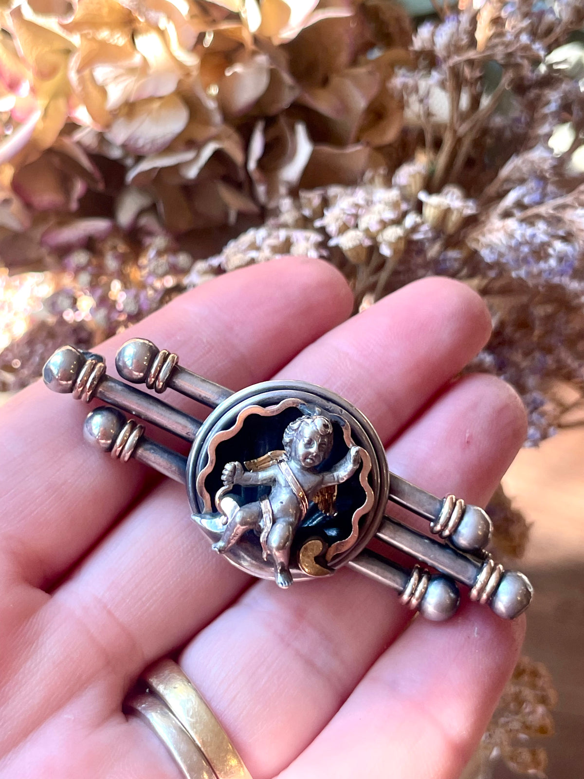 Indimenticabile spilla in argento con putto, epoca vittoriana