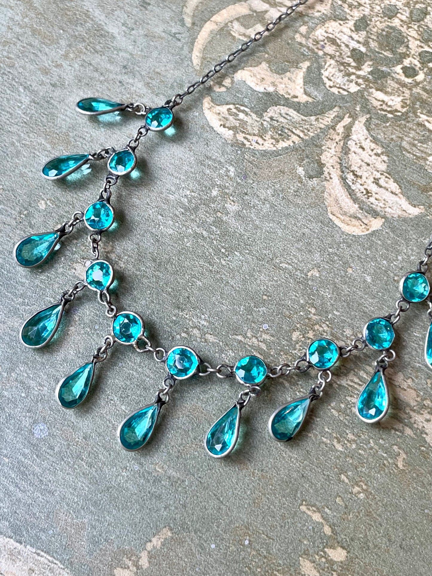Incantevole girocollo Tudor drop in argento e paste turchesi, 1910/20