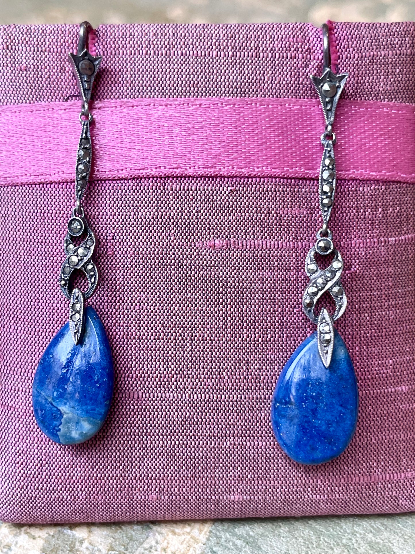 Eleganti orecchini Art Deco con gocce di lapislazzuli