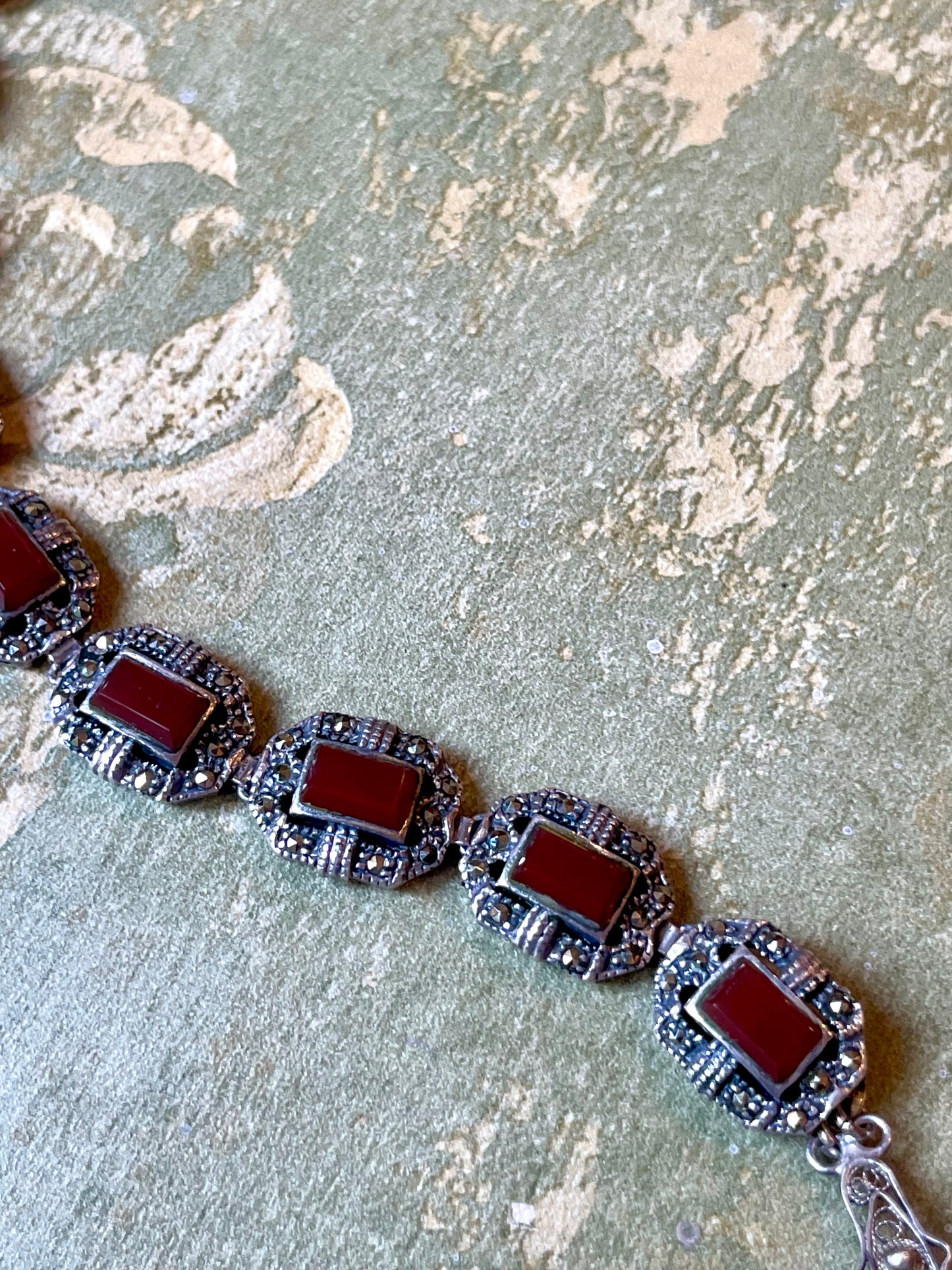 Elegante bracciale in argento, corniola e marcassite, Art Deco