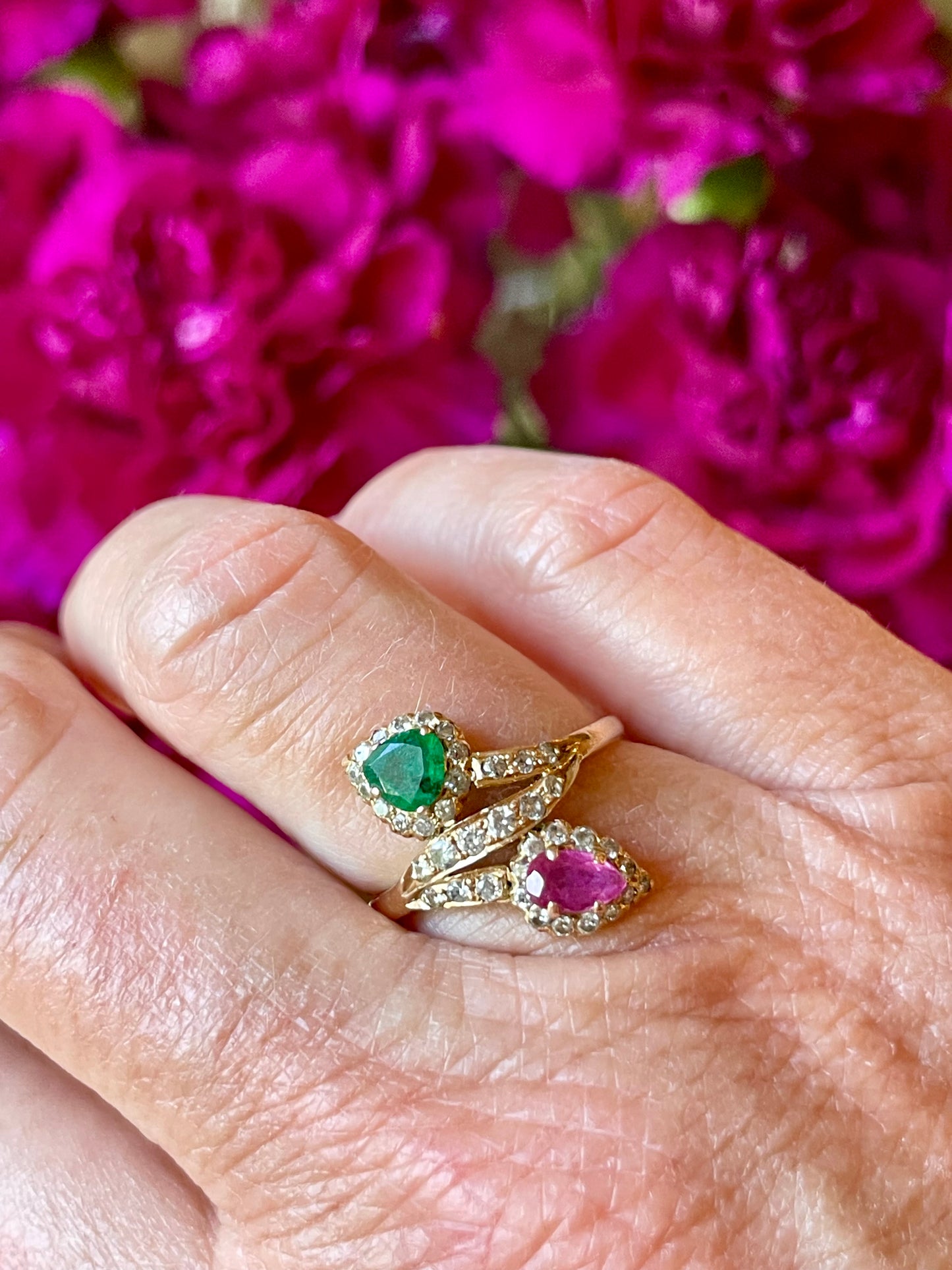 Anello contrarie’ con rubino e smeraldo, 1910/20