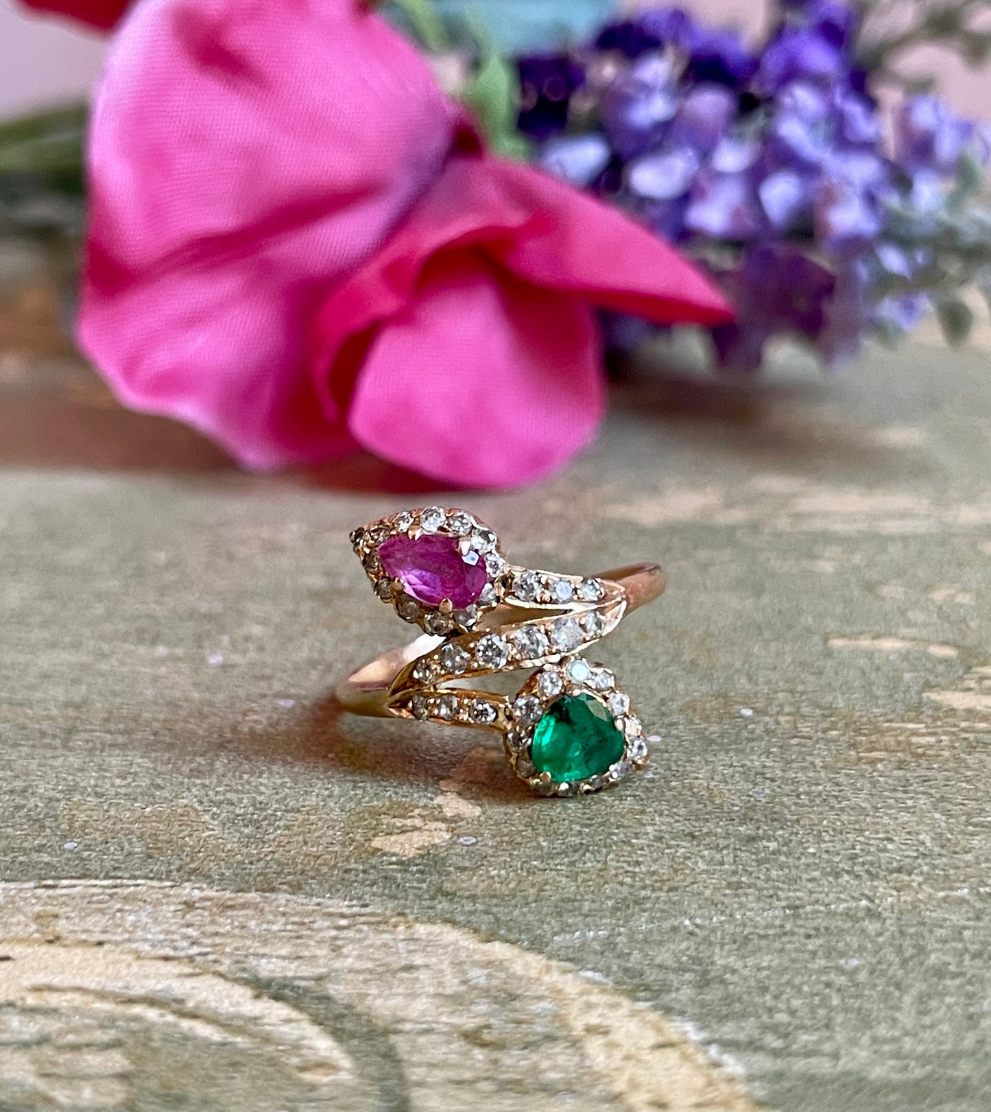 Anello contrarie’ con rubino e smeraldo, 1910/20