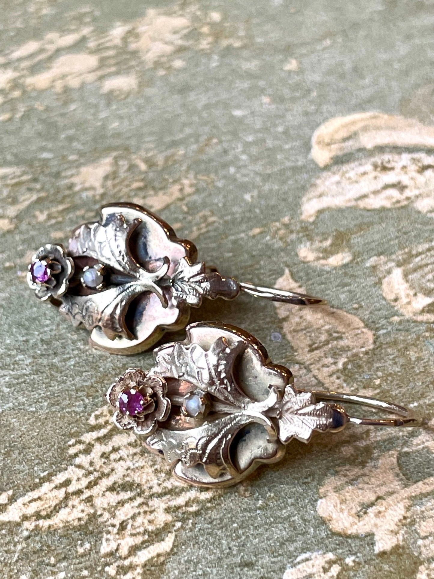 Splendidi orecchini di gusto floreale con perle e spinelli, epoca vittoriana