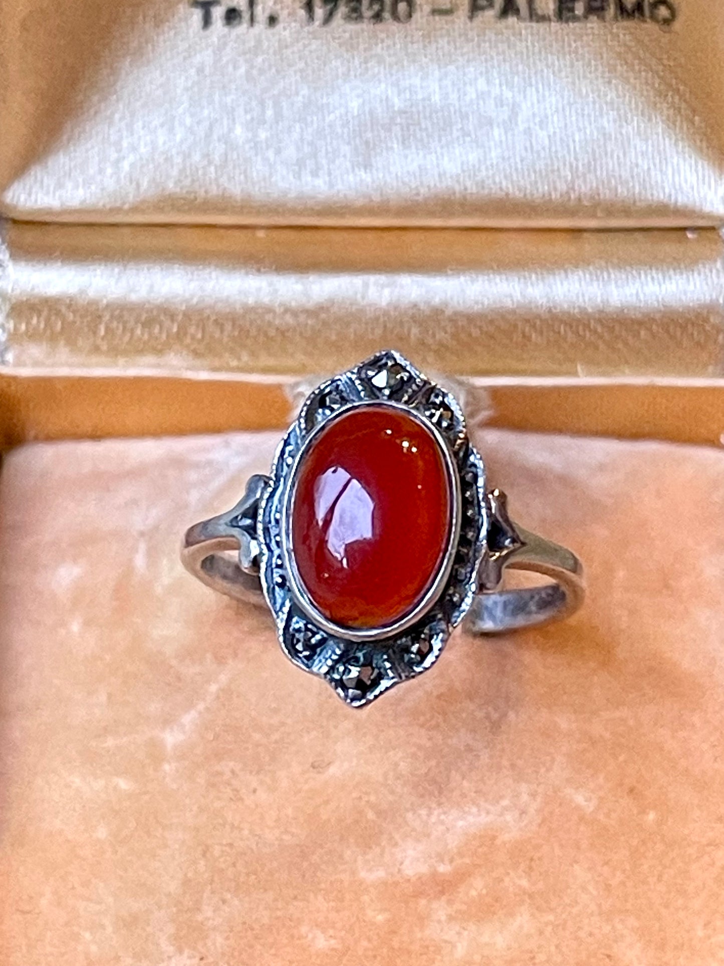 Anello con corniola cabochon, Art Deco