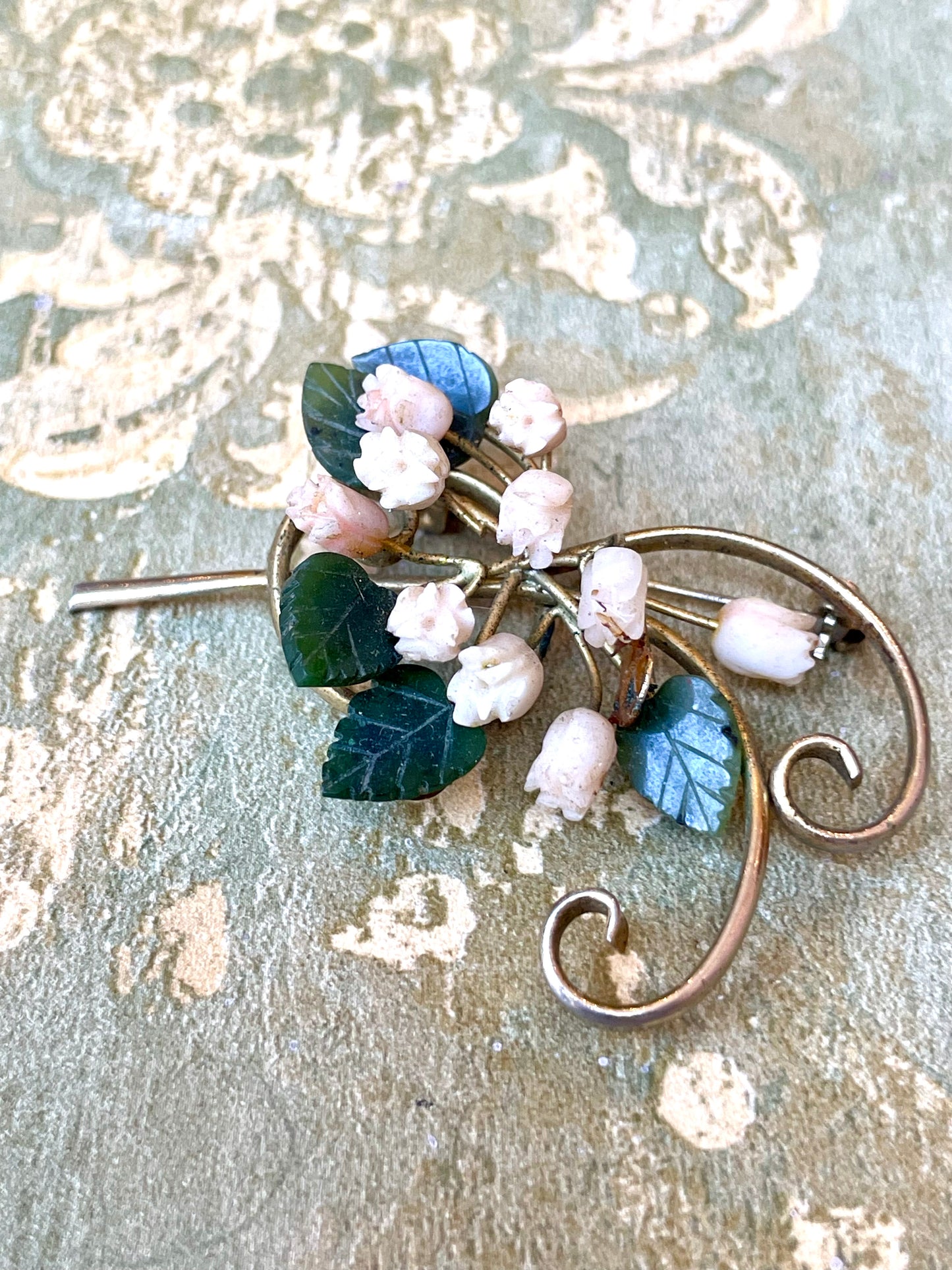 Spilla con ramo di rose in corallo rosa e giada, 1940/50