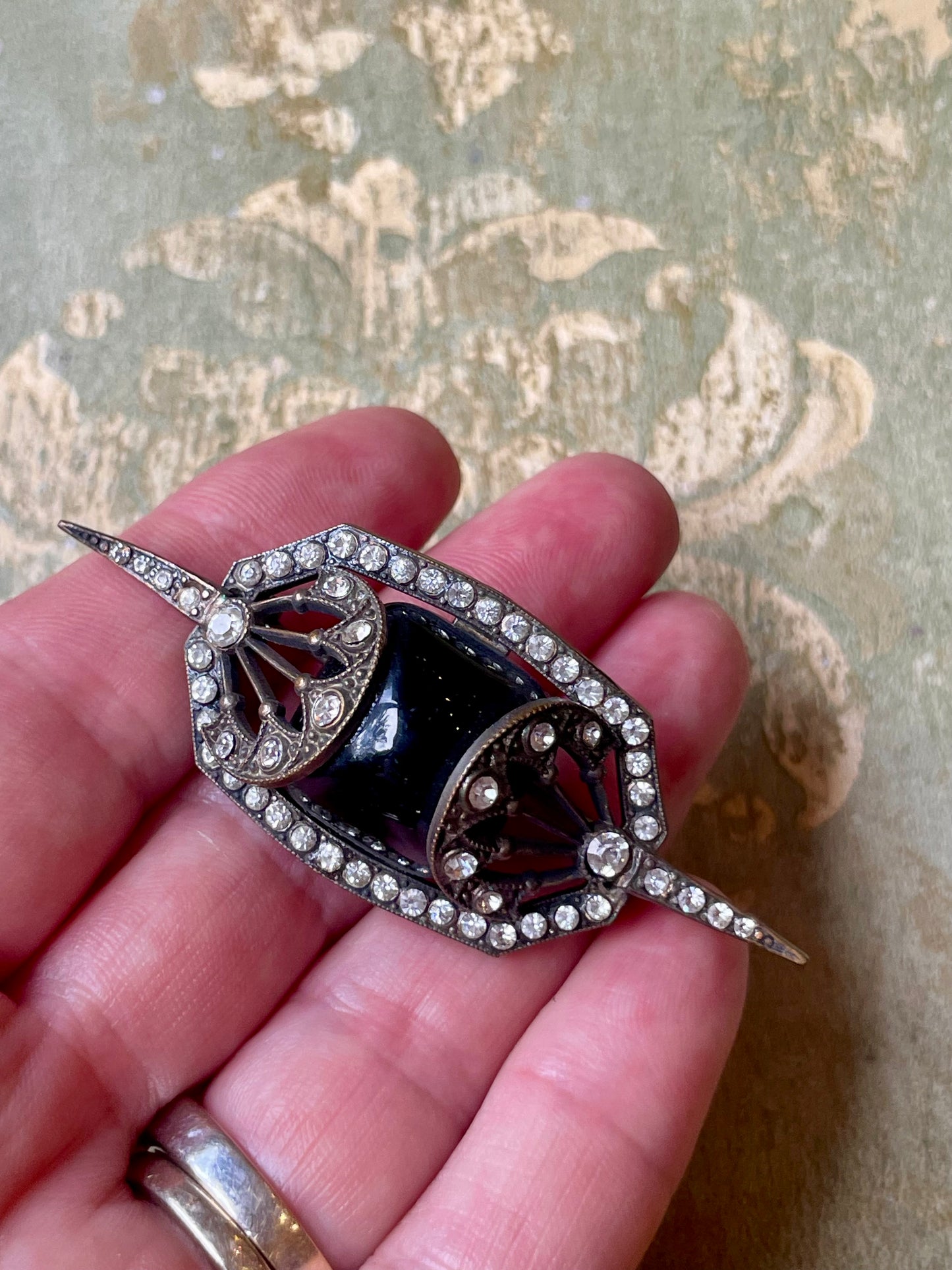 Elegante spilla in pasta di vetro e strass, Art Deco