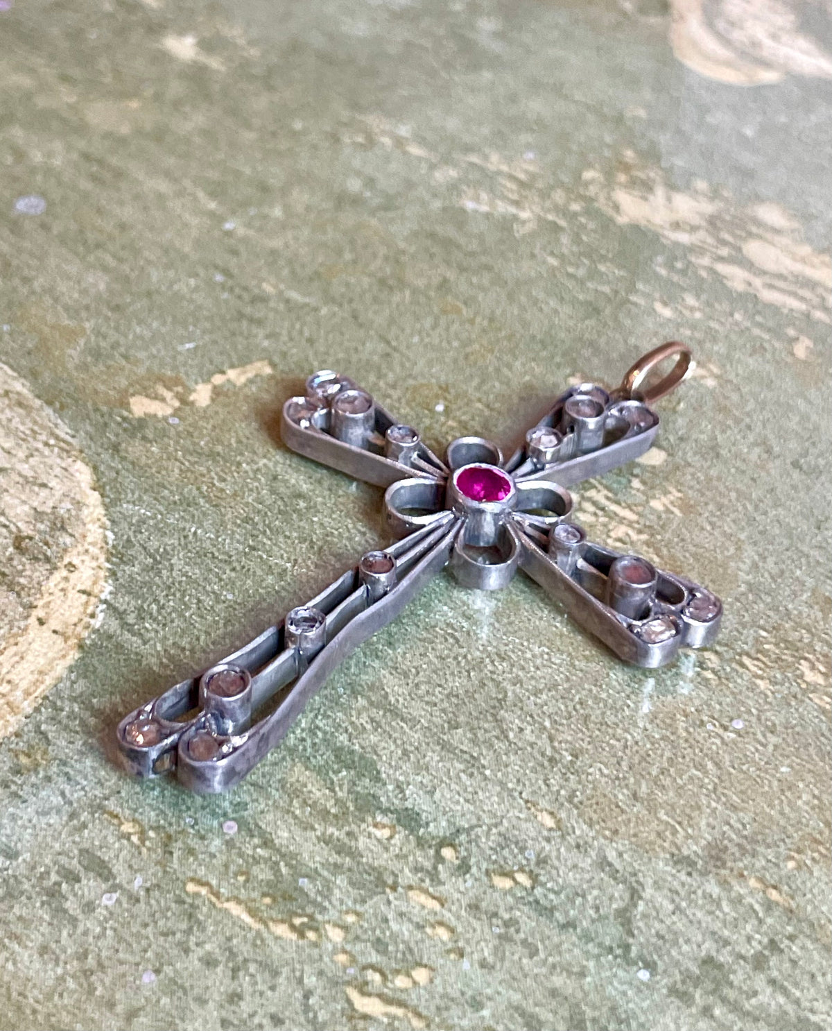 Romantica croce in argento, oro, rosette di diamanti e rubino, epoca vittoriana