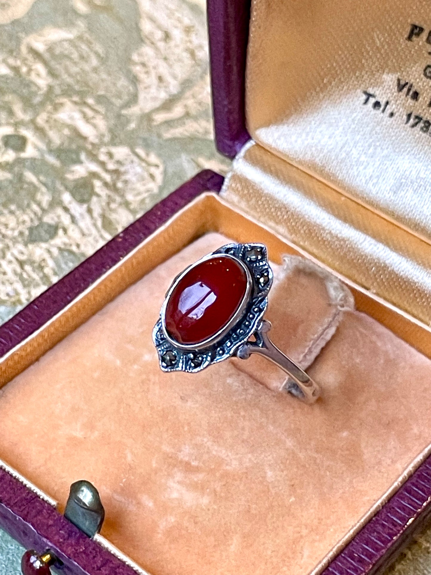 Anello con corniola cabochon, Art Deco