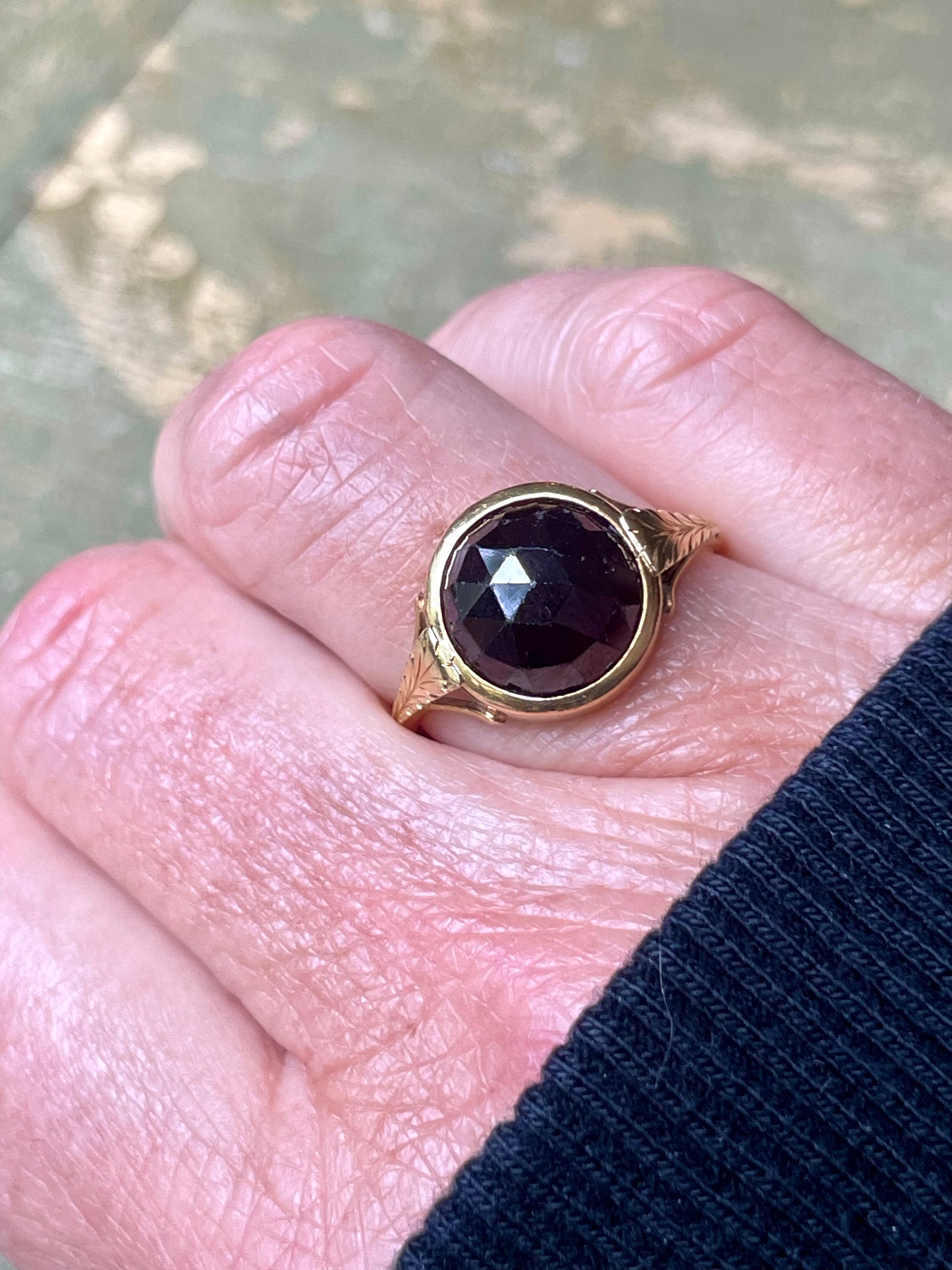 Squisito anello in oro giallo e granato boho, epoca vittoriana