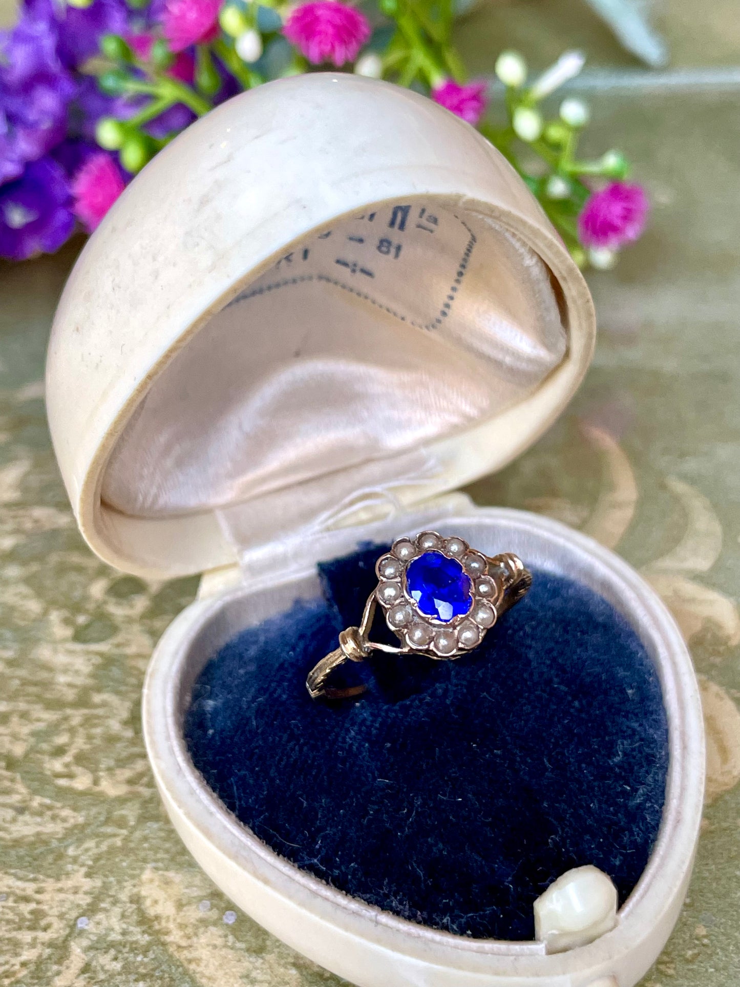 Anello cluster ring con zaffiro naturale e perle, epoca vittoriana
