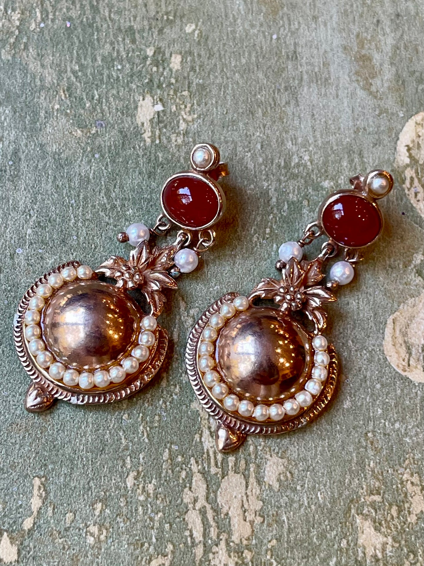 Eleganti orecchini in argento rosa, perle e corniola, anni ‘50