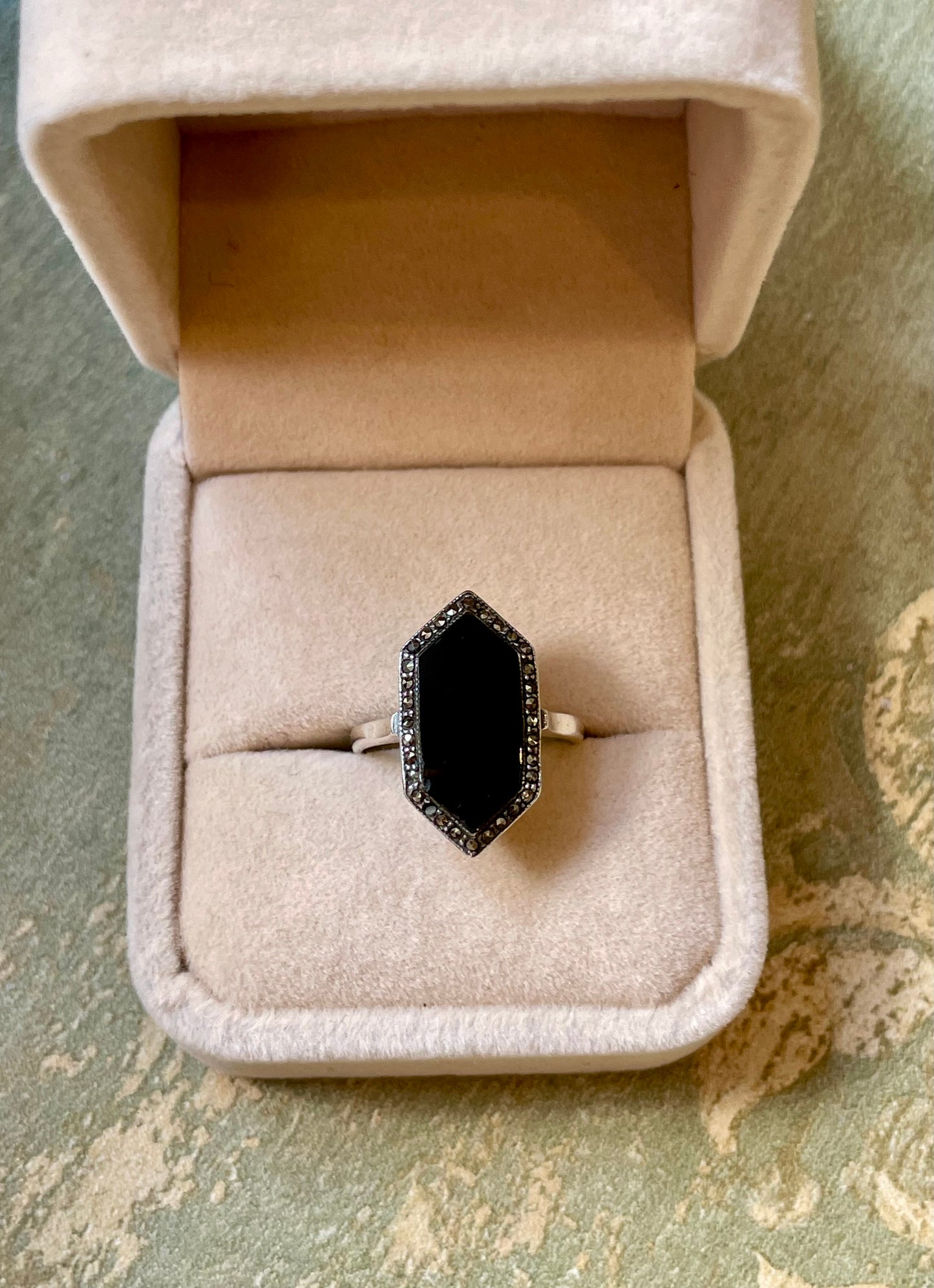 Elegante anello in argento, onice e marcassite, 1930/40