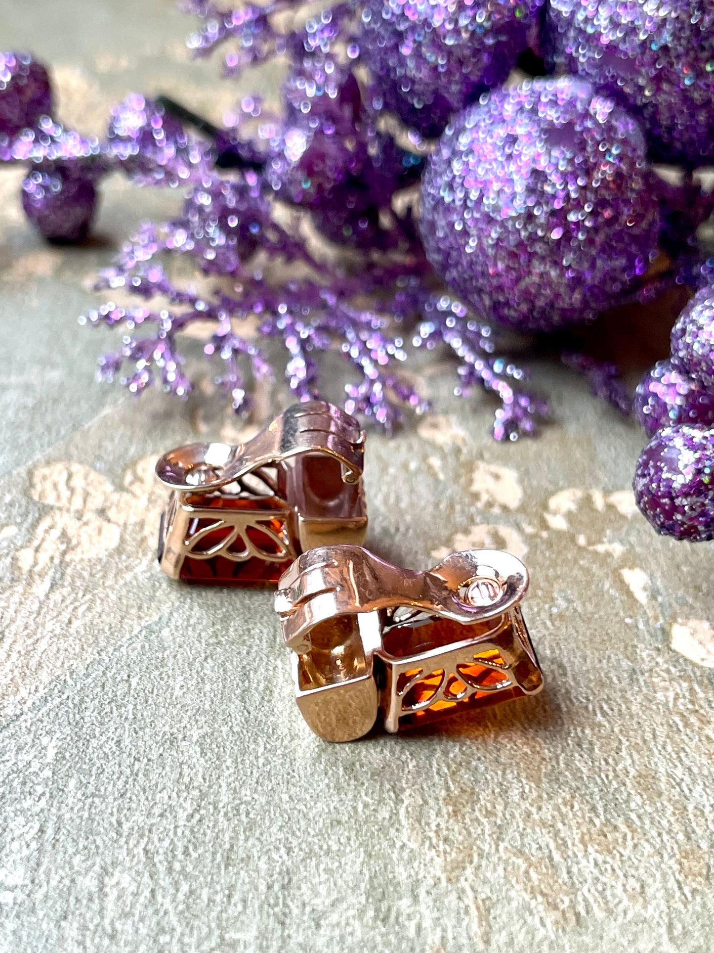 Squisiti orecchini con topazi carre’, anni ‘40