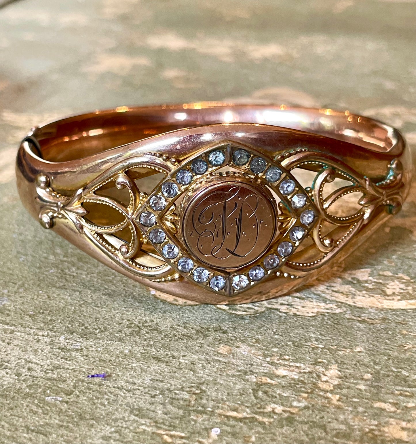 Bracciale rigido con medaglione placcato oro, epoca Napoleone III